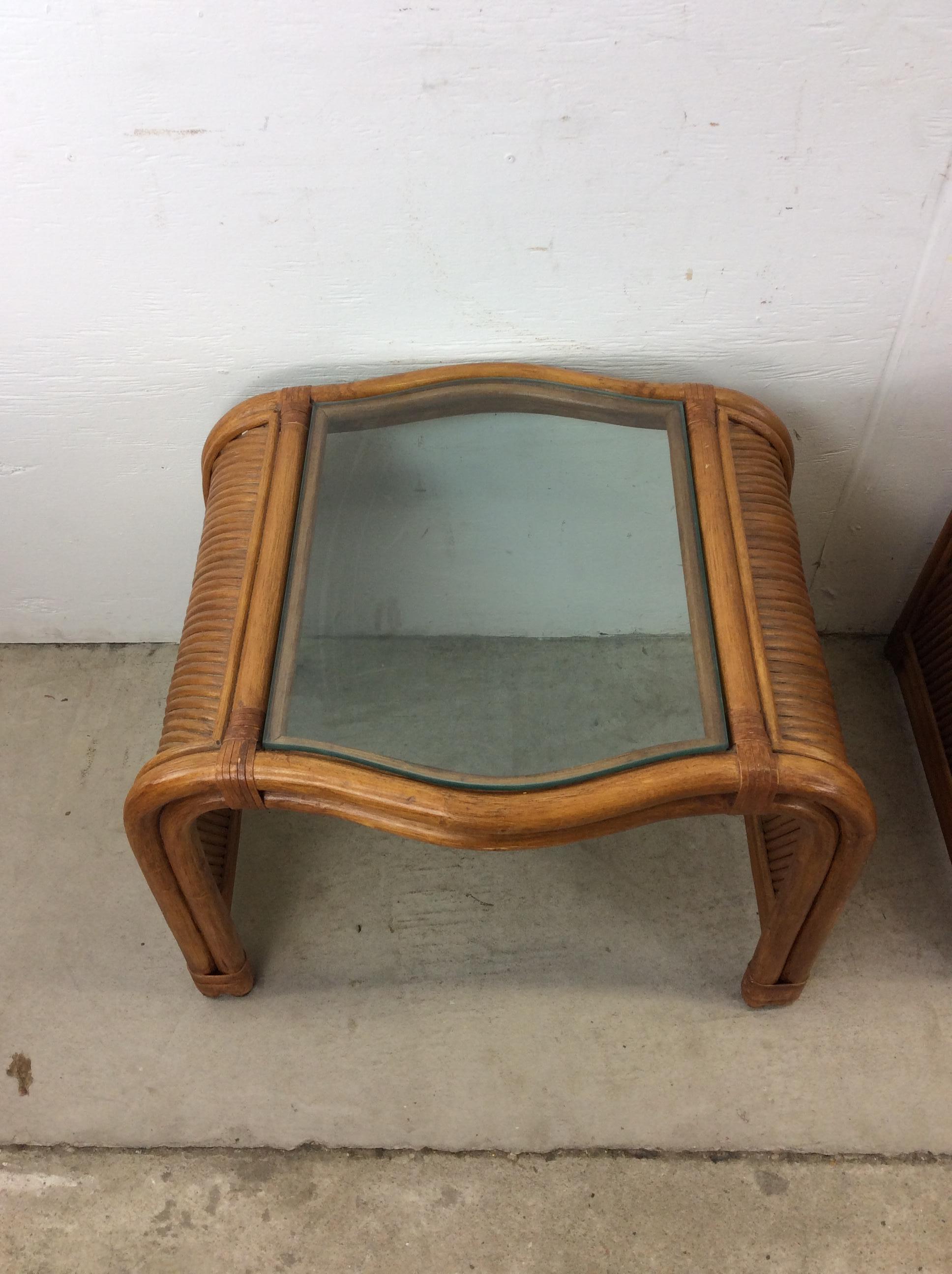 Cette paire de tables d'appoint vintage se caractérise par une construction en rotin solide, un design courbé unique, une finition originale et des plateaux en verre amovibles.

Dimensions : 27w 22.5d 20h

Notes sur l'état : Petites imperfections