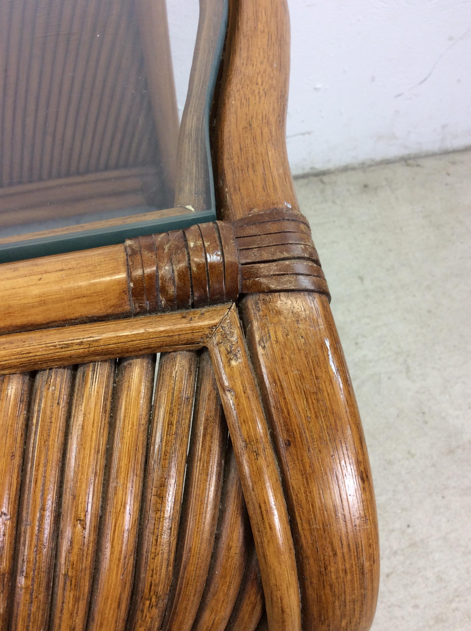 Paire de tables d'appoint vintage en rotin avec plateau en verre en vente 13