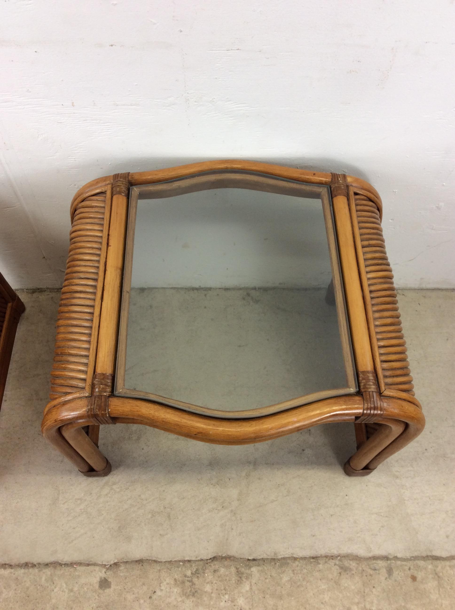 Bohème Paire de tables d'appoint vintage en rotin avec plateau en verre en vente