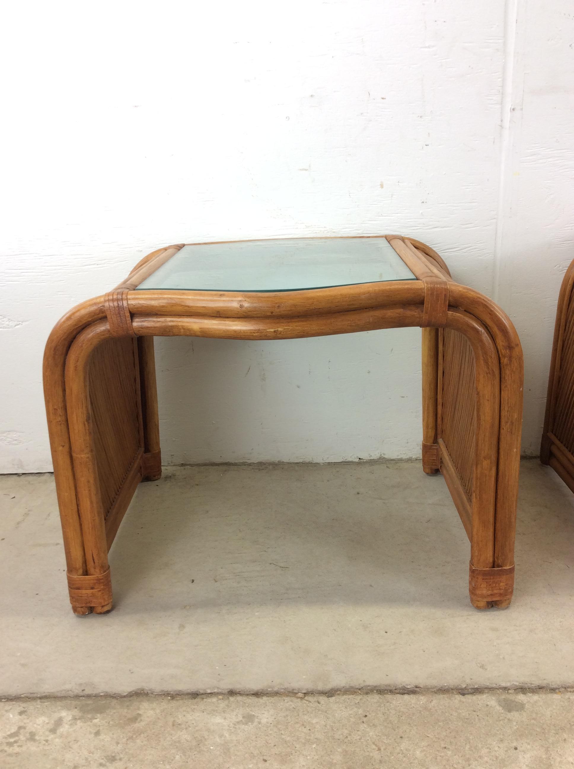 Inconnu Paire de tables d'appoint vintage en rotin avec plateau en verre en vente