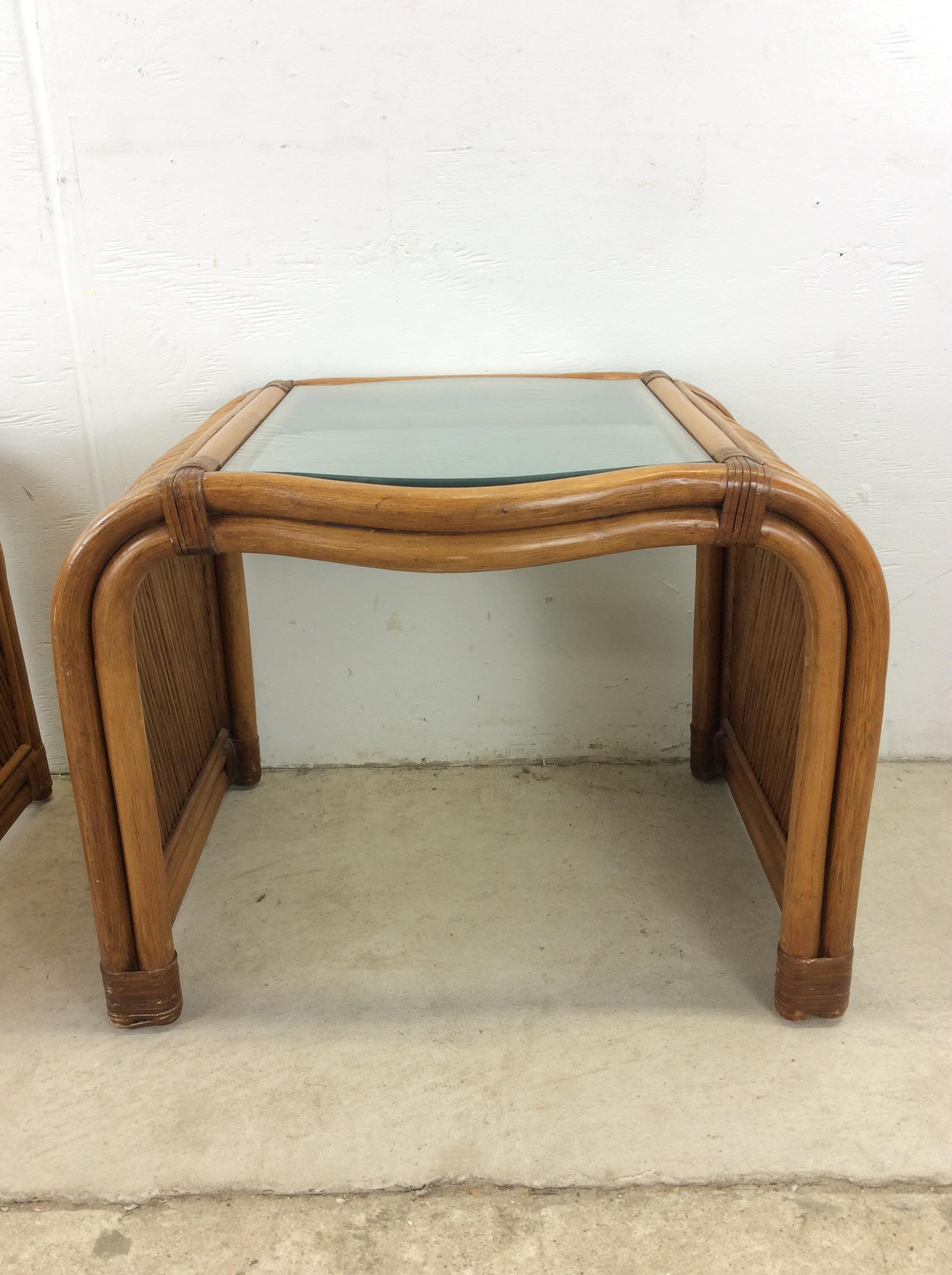 Paire de tables d'appoint vintage en rotin avec plateau en verre Bon état - En vente à Freehold, NJ