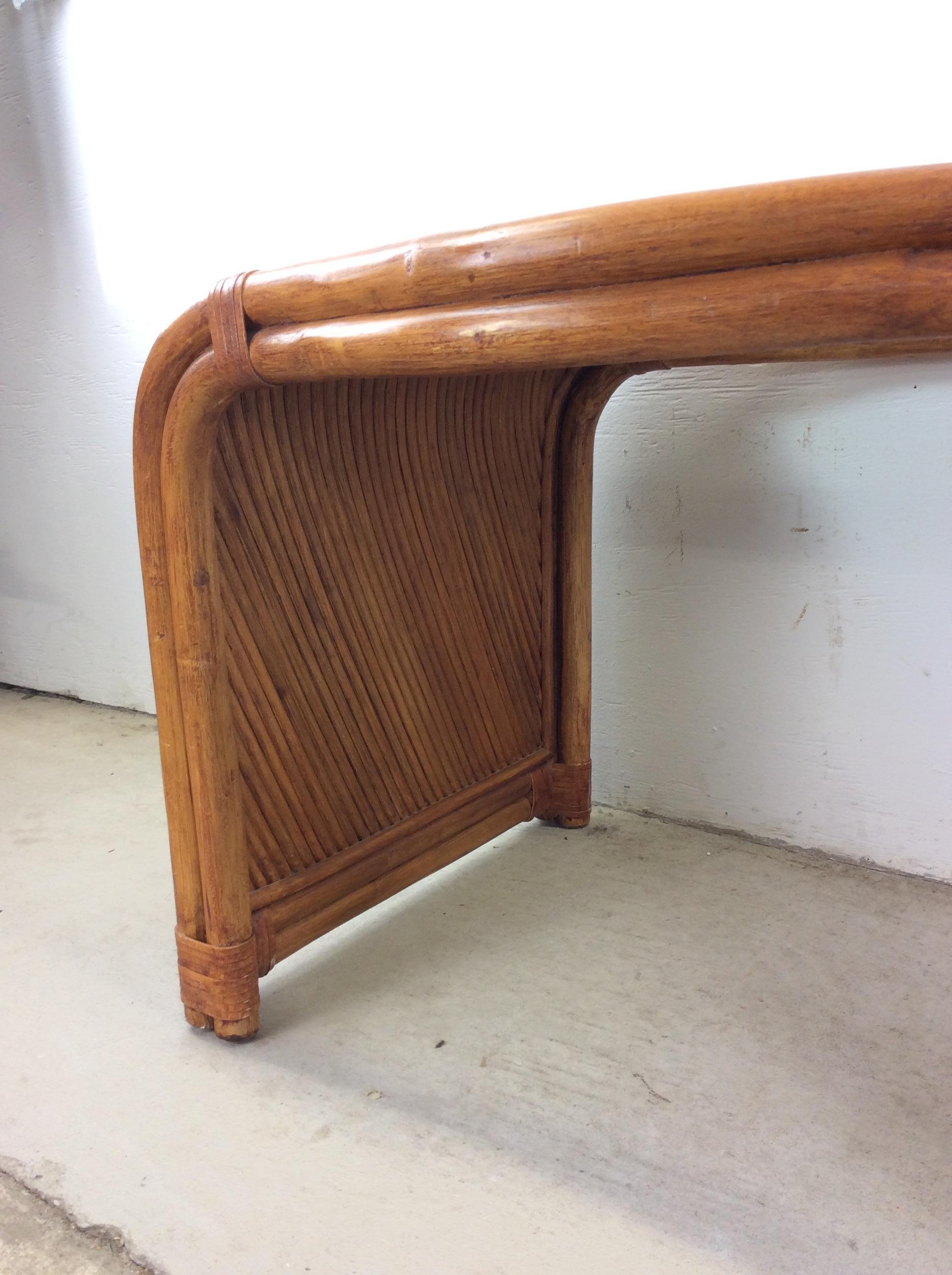 20ième siècle Paire de tables d'appoint vintage en rotin avec plateau en verre en vente