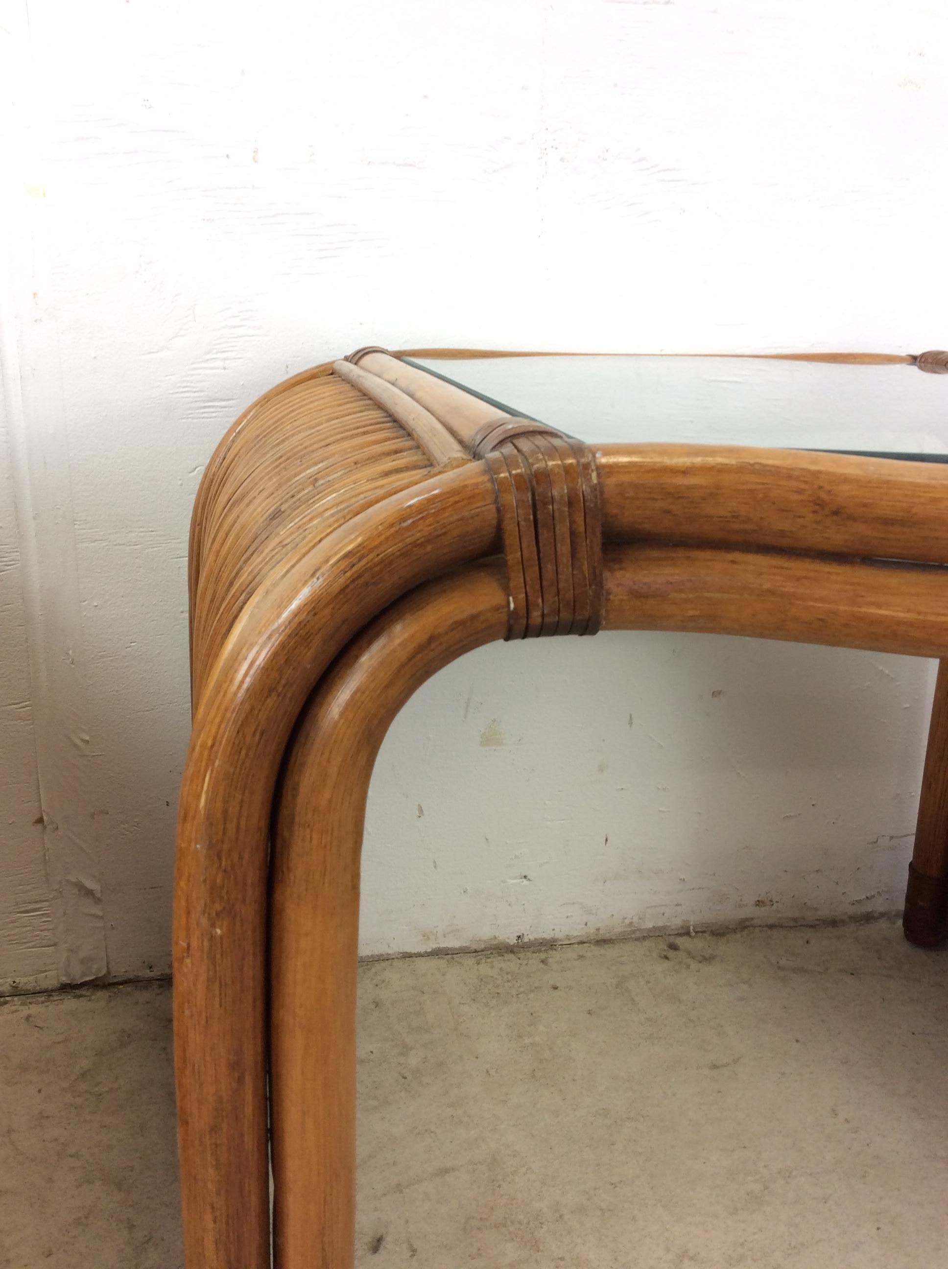Paire de tables d'appoint vintage en rotin avec plateau en verre en vente 1