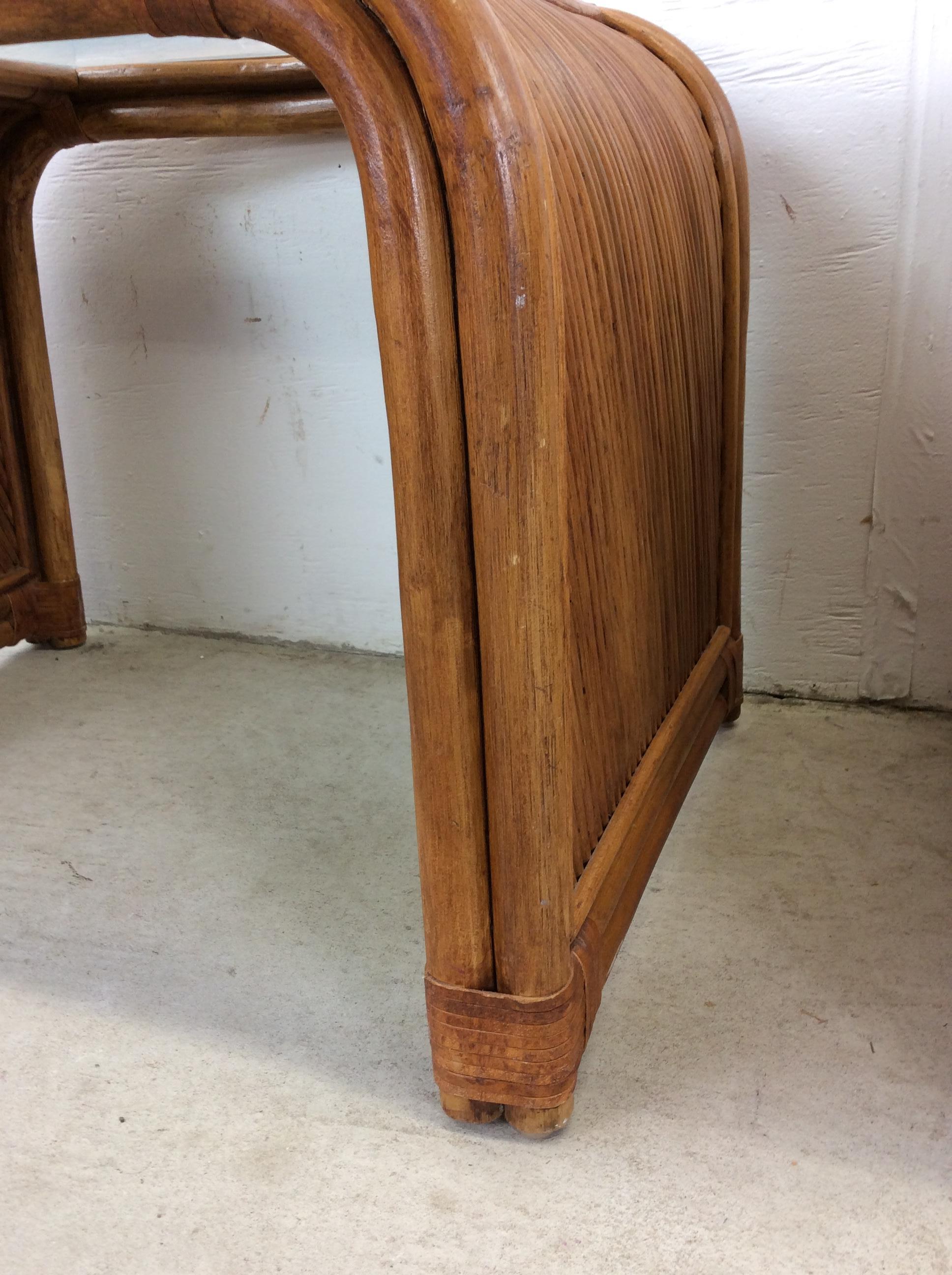 Paire de tables d'appoint vintage en rotin avec plateau en verre en vente 2