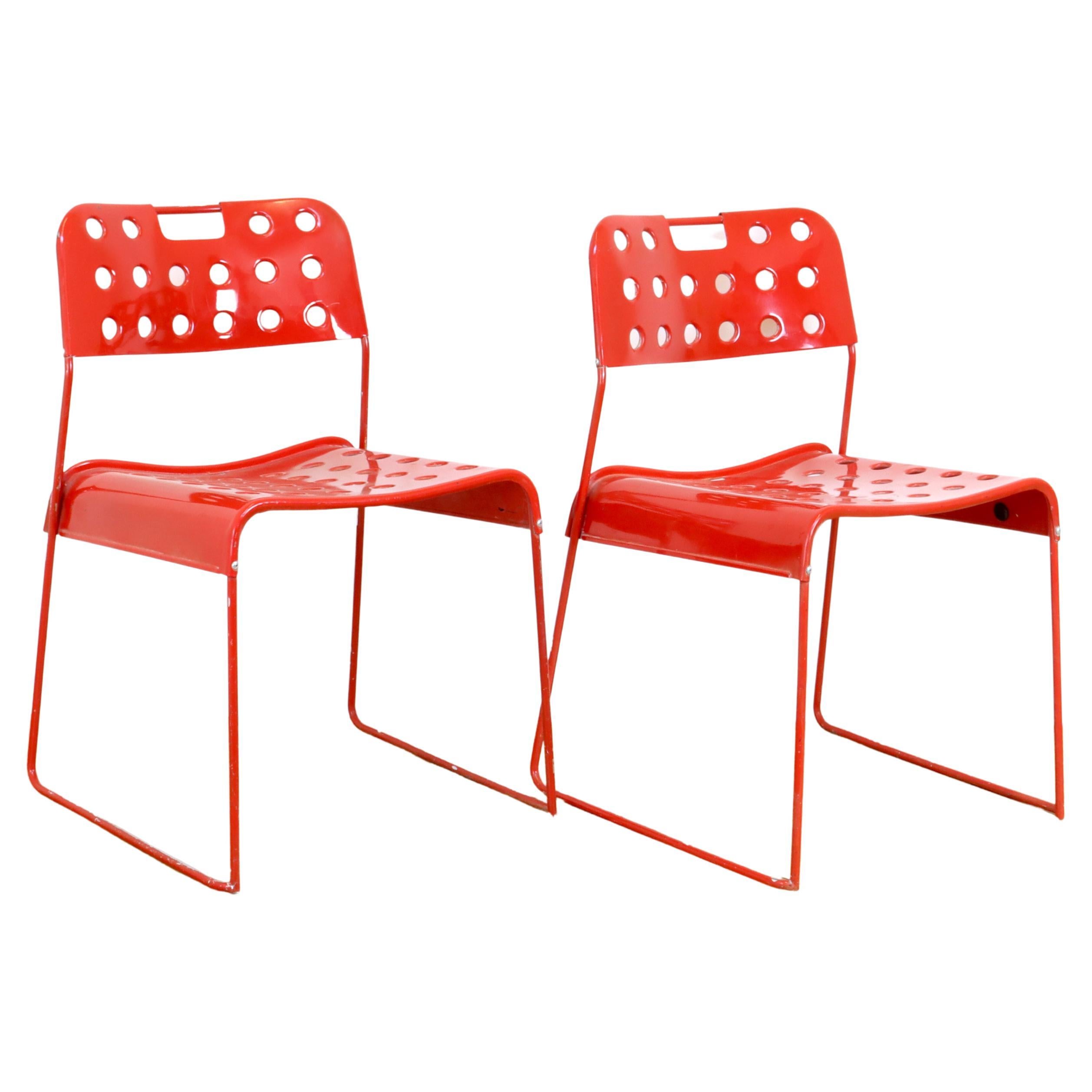 Paar rote Vintage Omkstak-Stühle 