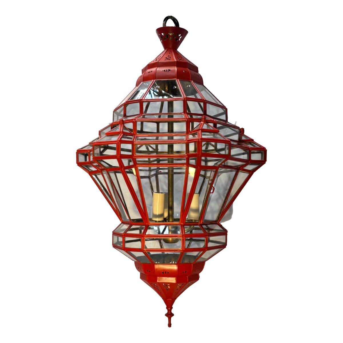 Pareja de faroles marroquíes de tole, pintados, de la década de 1960, con 3 luces interiores. Se venden por unidades.

Medidas:
Descenso actual: 30:
Diámetro: 14