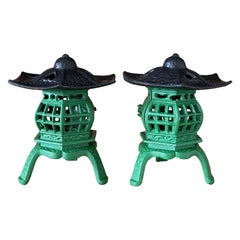 Paire de lanternes de jardin Pagode en fonte peinte Vintage Regency