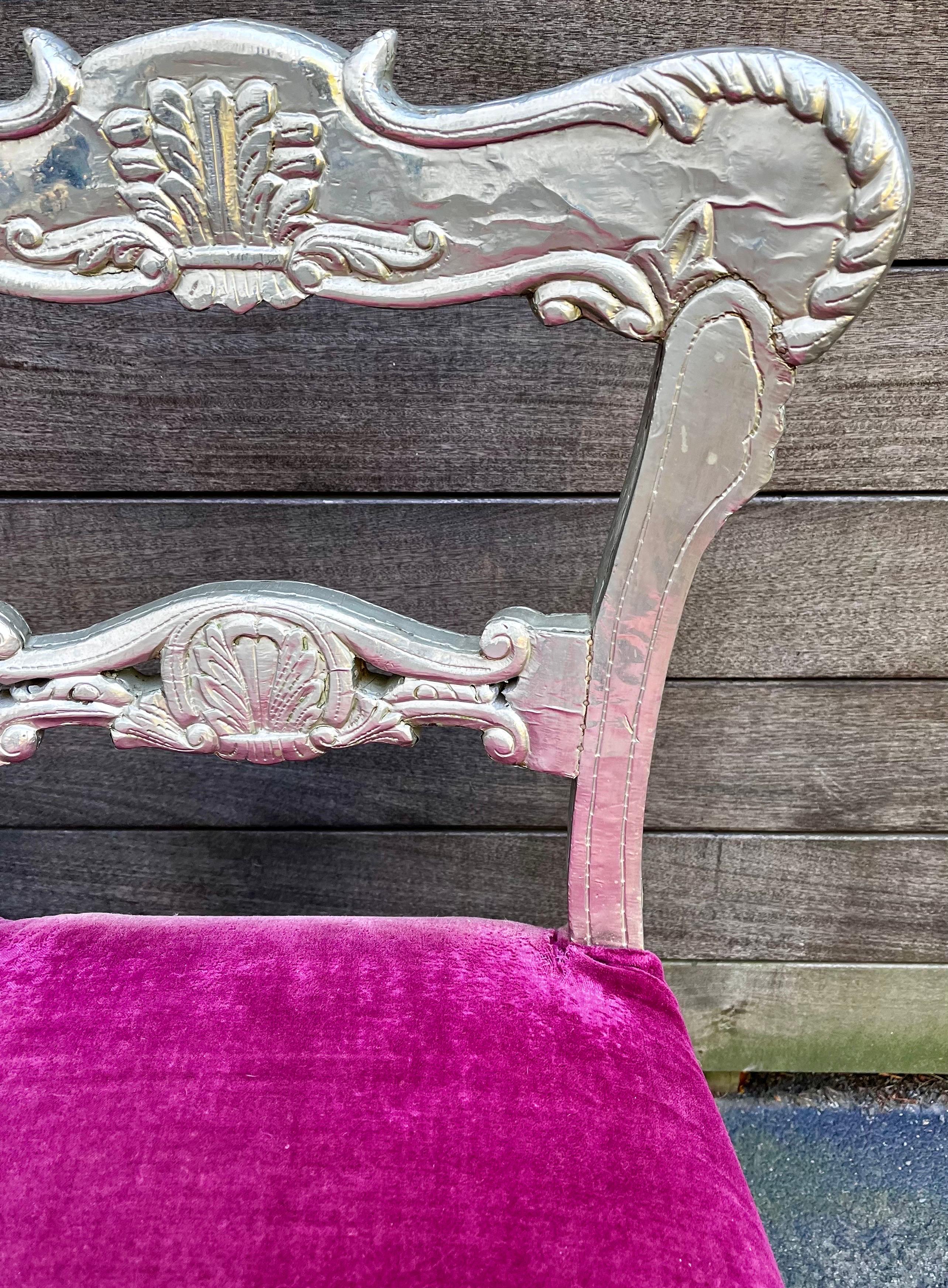 Coppia di sedie vintage in stile Regency rivestite di metallo anglo-indiano in argento in vendita 3