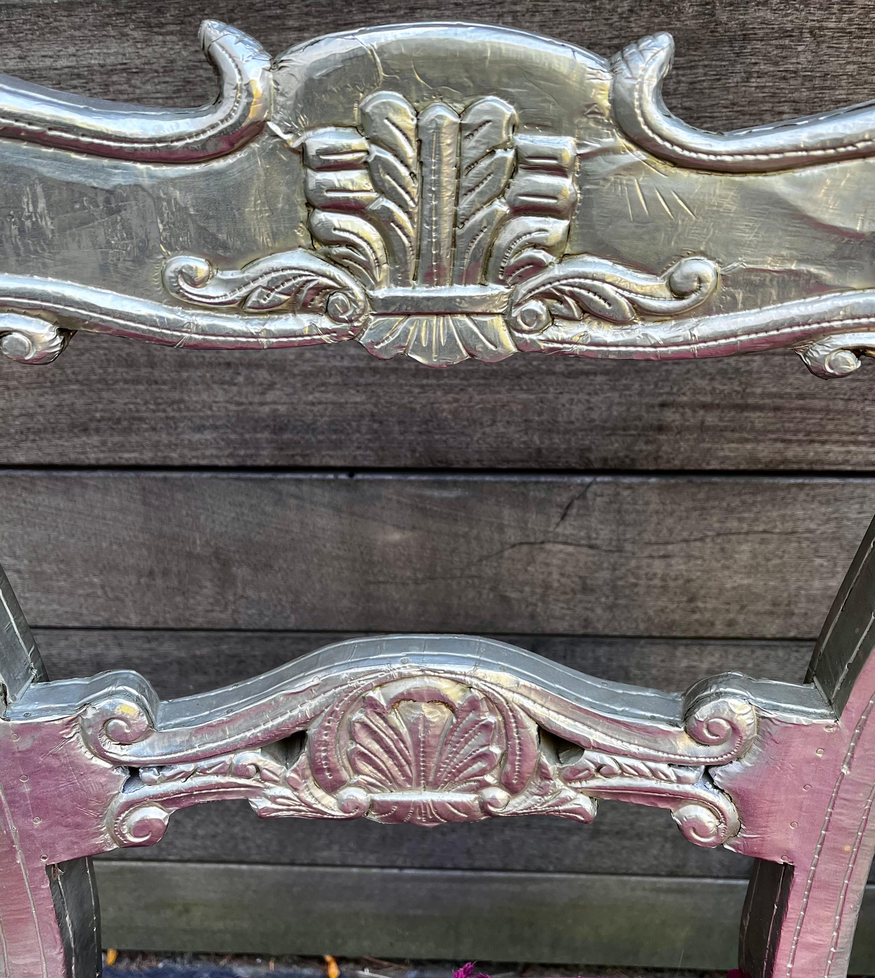 Coppia di sedie vintage in stile Regency rivestite di metallo anglo-indiano in argento in vendita 4