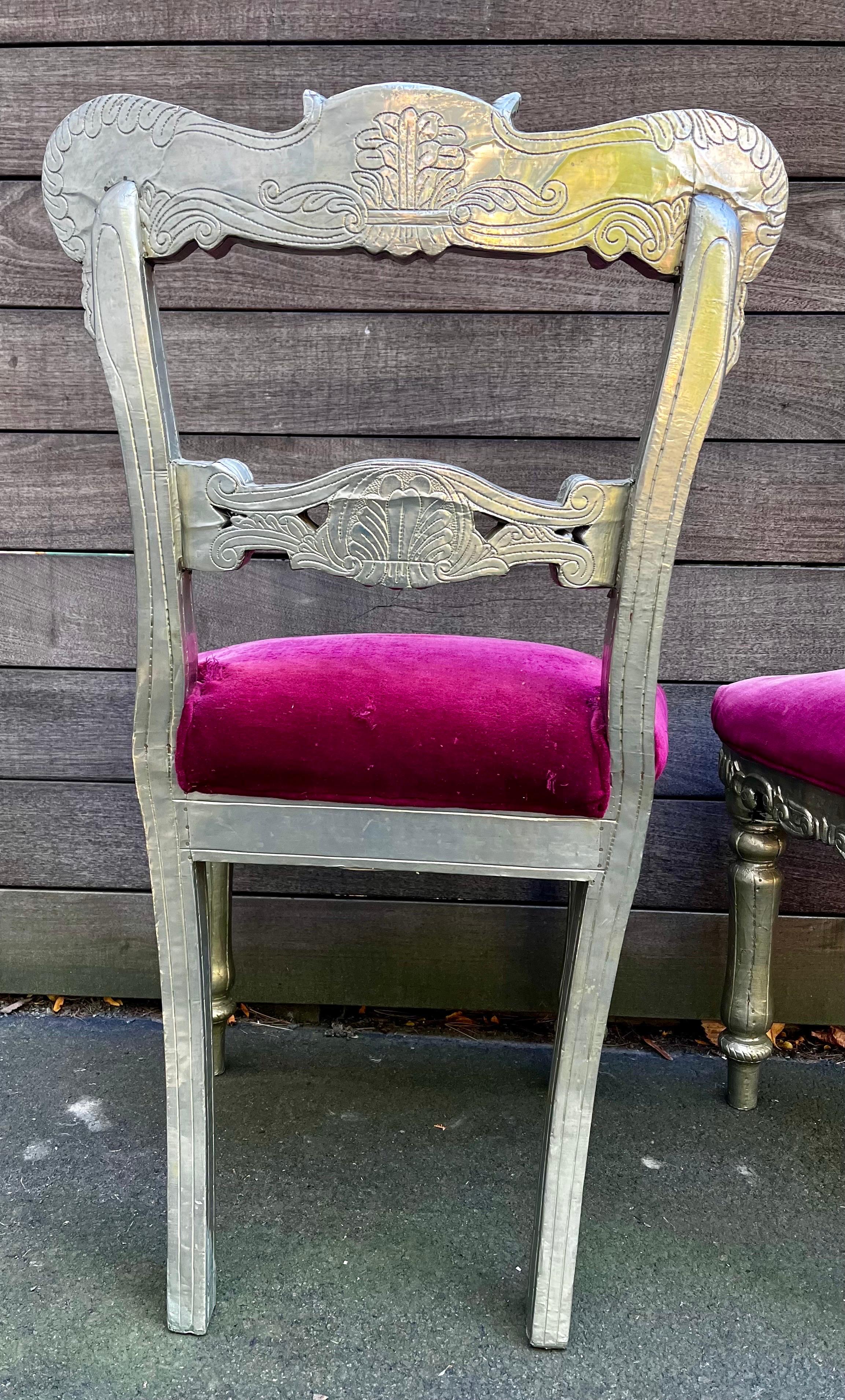 Coppia di sedie vintage in stile Regency rivestite di metallo anglo-indiano in argento in vendita 5
