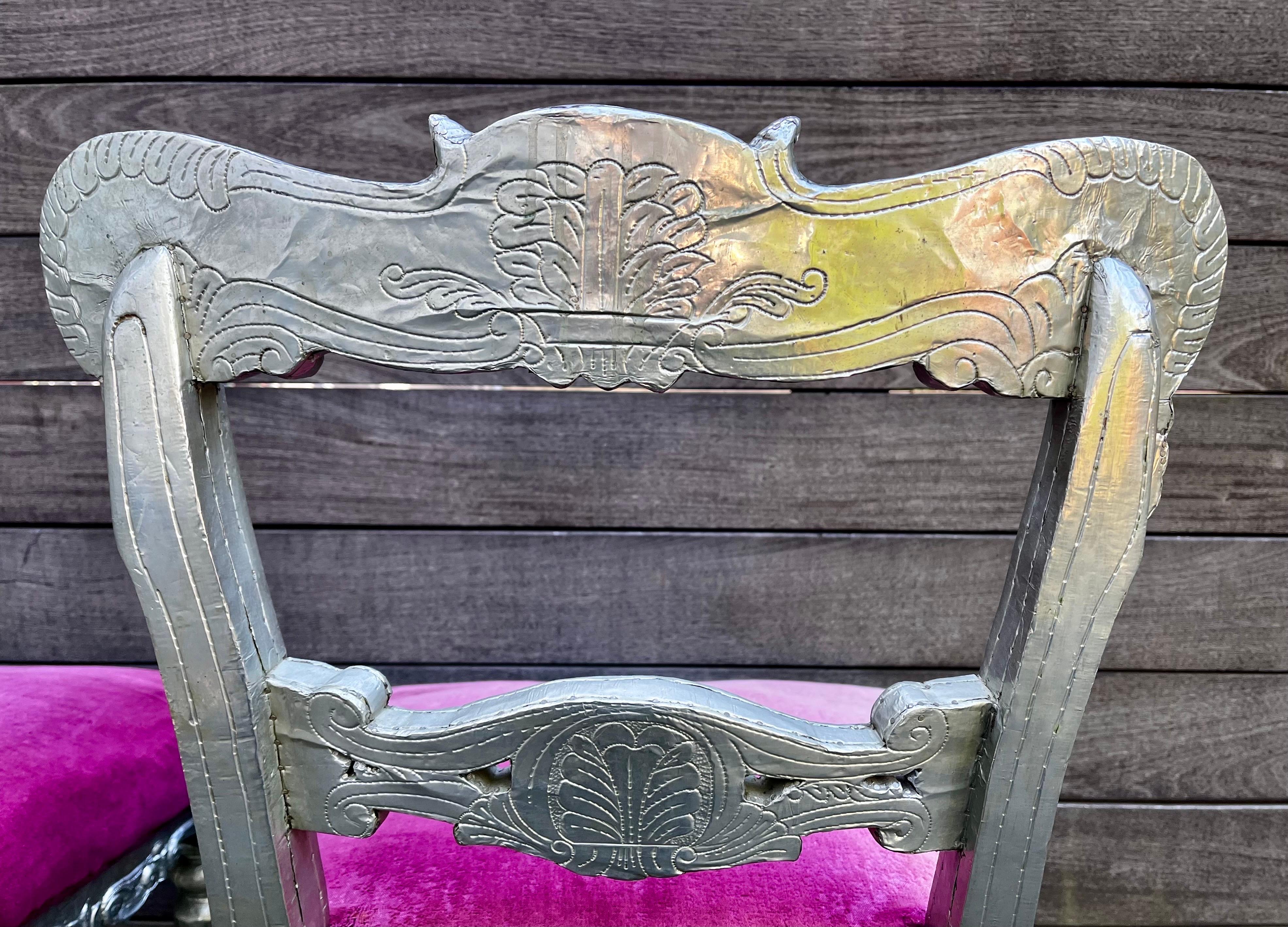 Coppia di sedie vintage in stile Regency rivestite di metallo anglo-indiano in argento in vendita 6