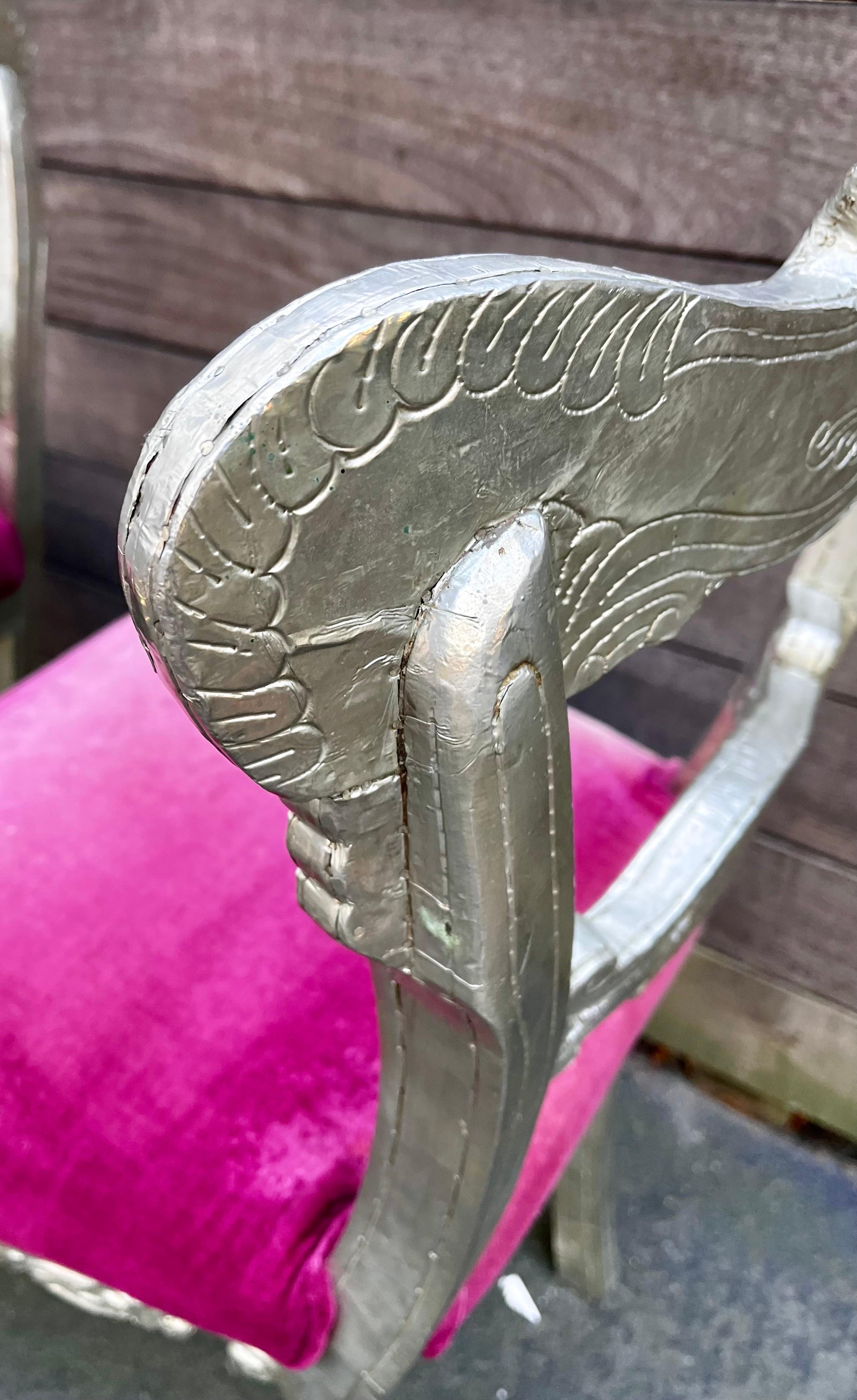 Coppia di sedie vintage in stile Regency rivestite di metallo anglo-indiano in argento in vendita 7