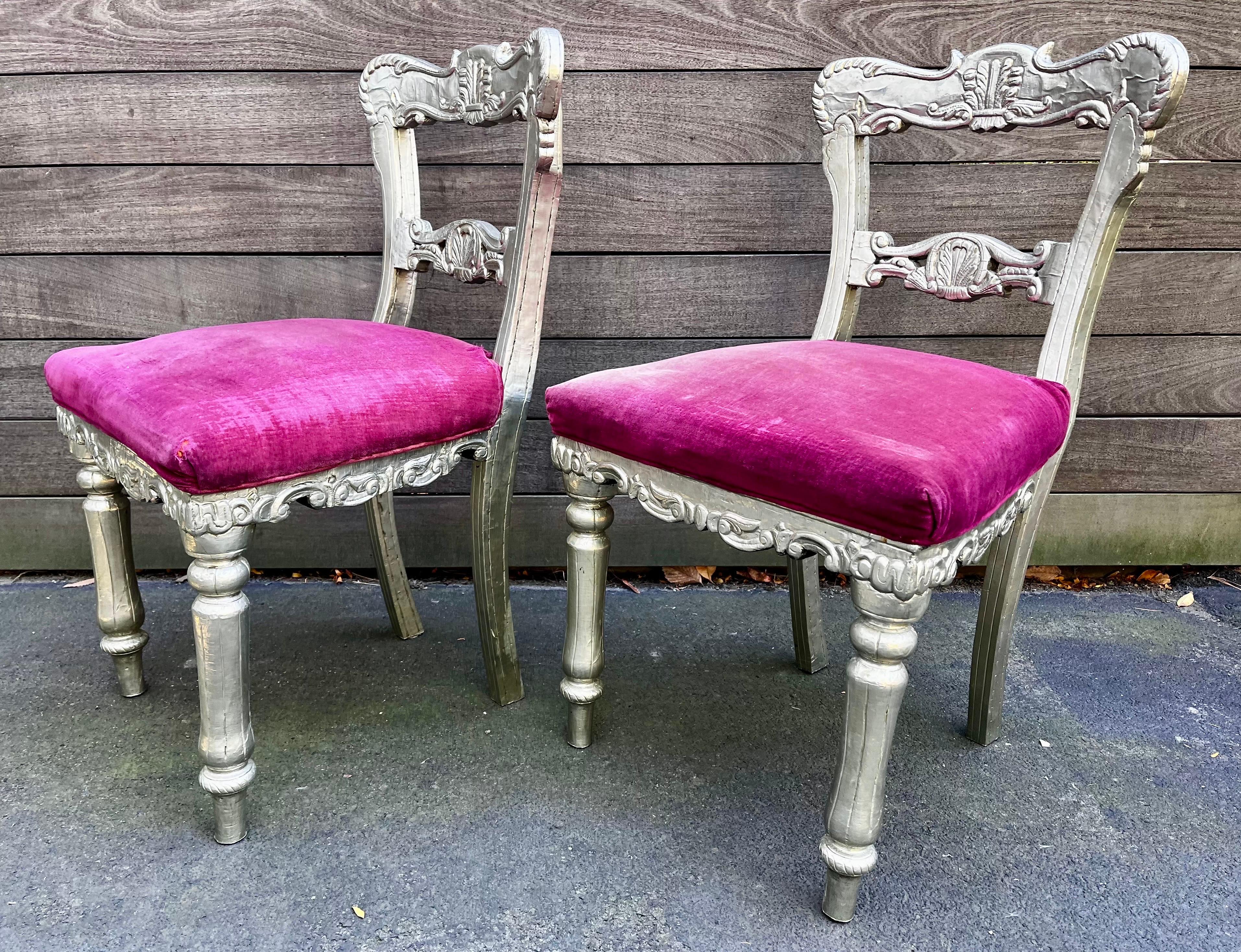 Anglo-indiano Coppia di sedie vintage in stile Regency rivestite di metallo anglo-indiano in argento in vendita