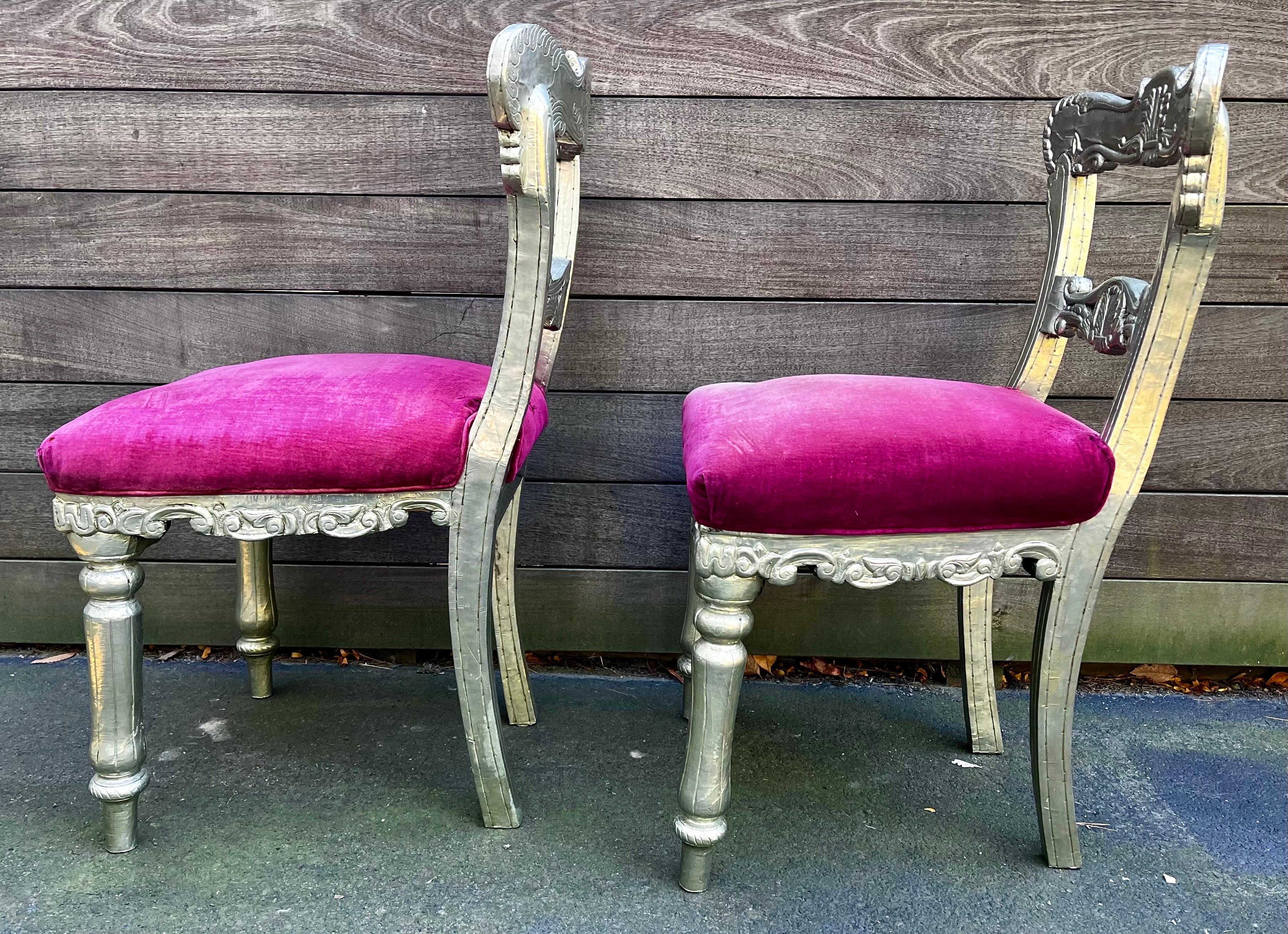 Indiano Coppia di sedie vintage in stile Regency rivestite di metallo anglo-indiano in argento in vendita
