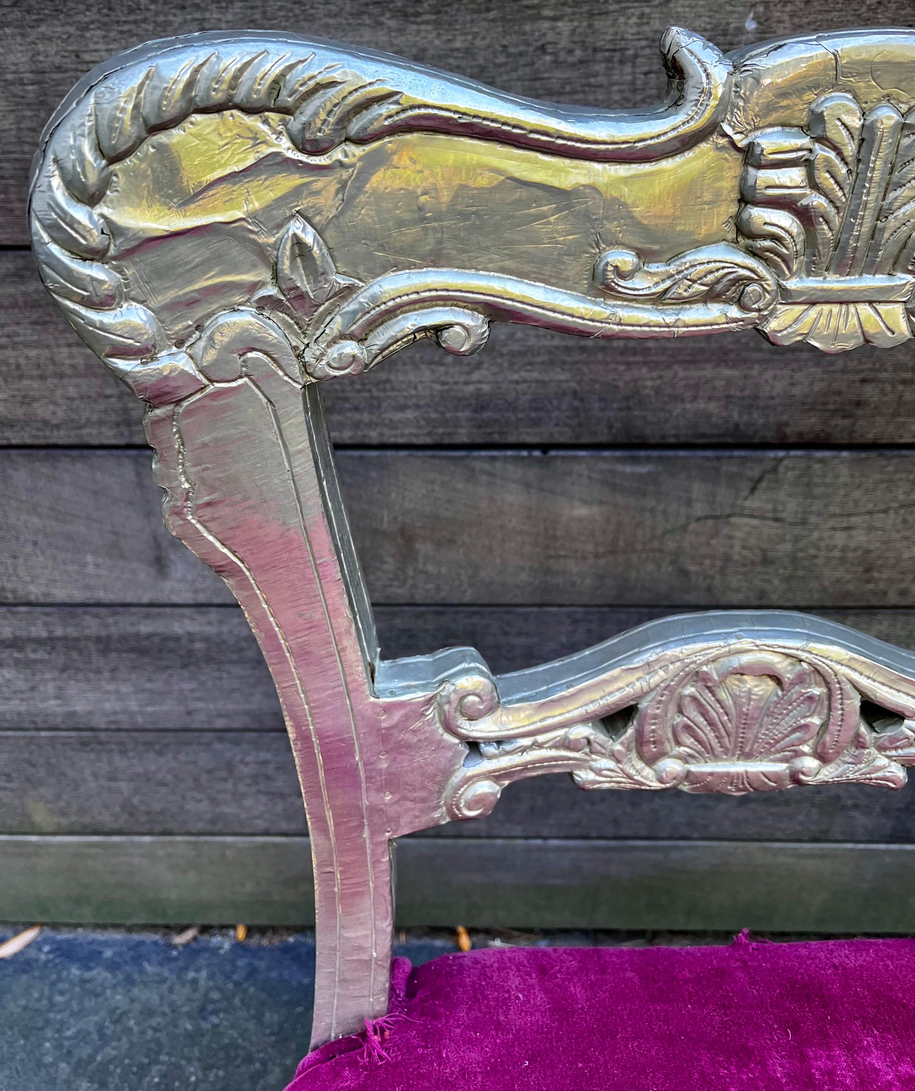 Coppia di sedie vintage in stile Regency rivestite di metallo anglo-indiano in argento in vendita 2