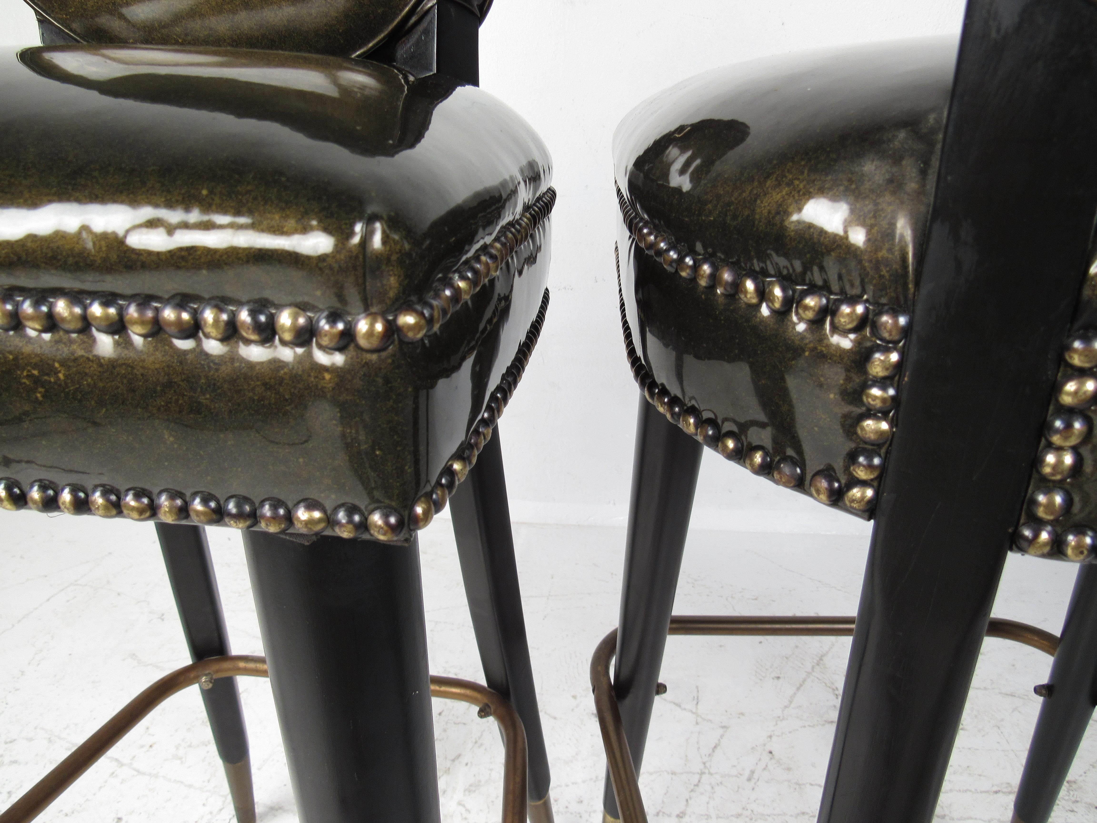 Pair of Vintage Regency Style Bar Stools with Brass Accents In Good Condition In Brooklyn, NY
