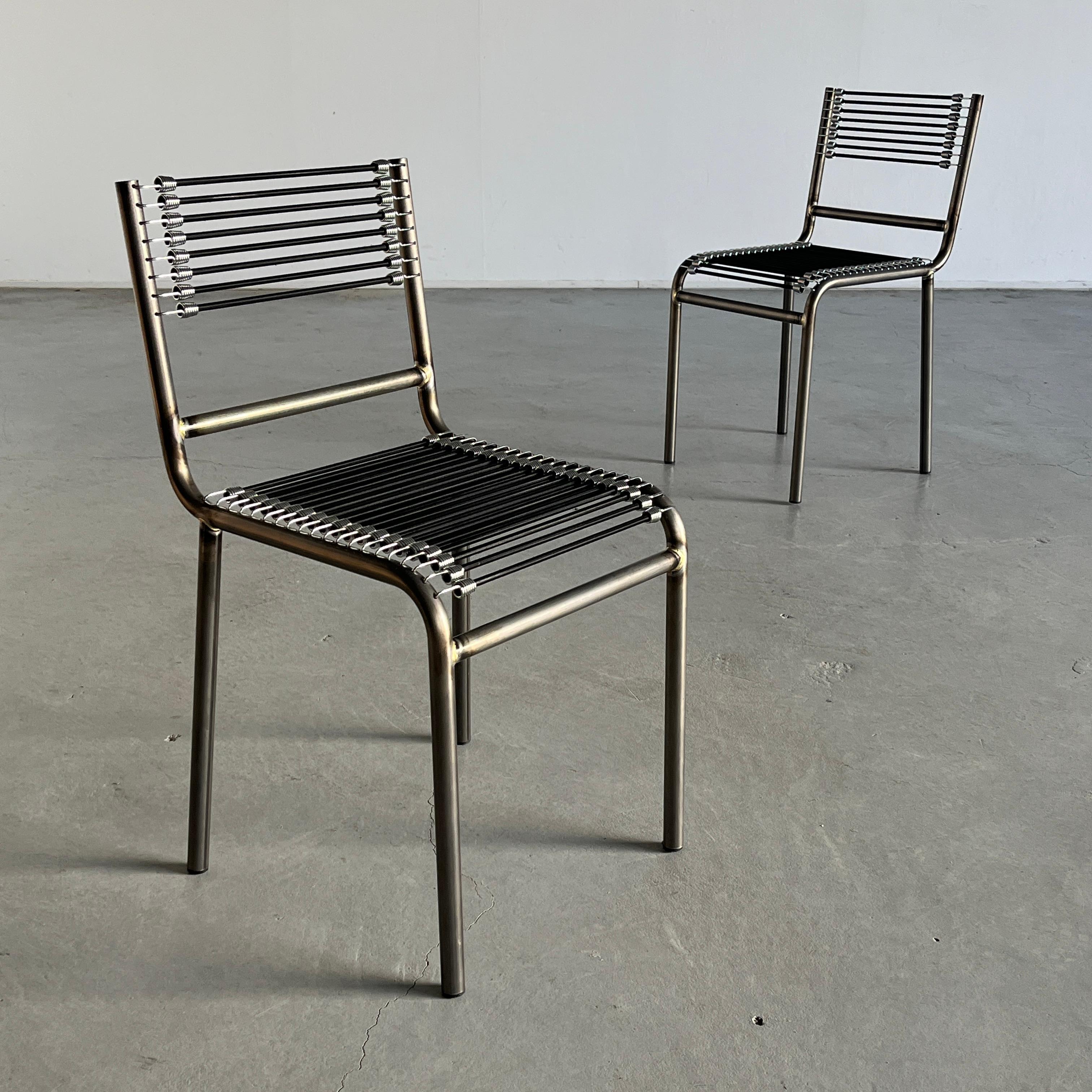 Bauhaus Paire de chaises de style 'Sandows' de René Herbst en acier, cordon noir, années 1920