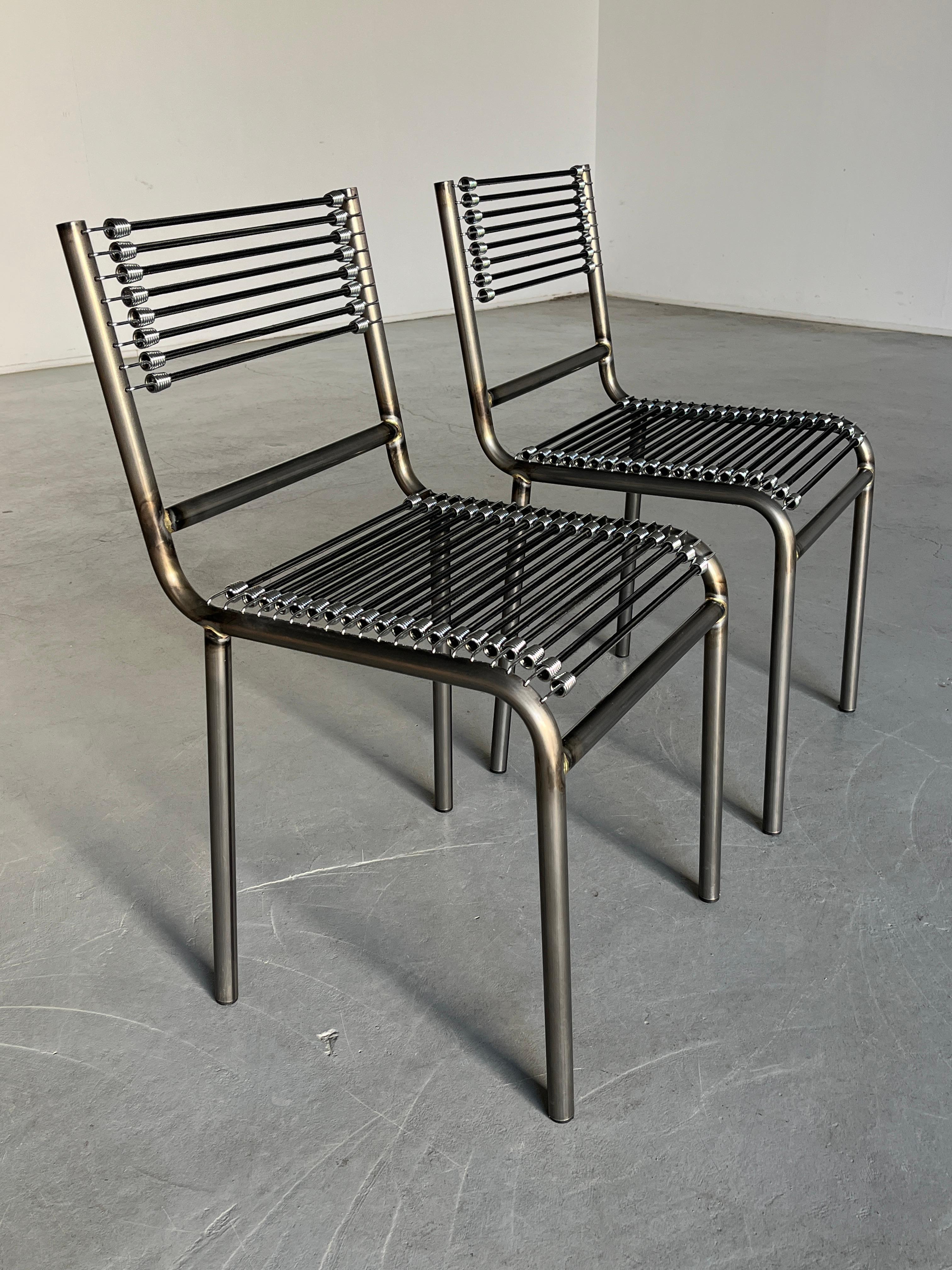 Européen Paire de chaises de style 'Sandows' de René Herbst en acier, cordon noir, années 1920