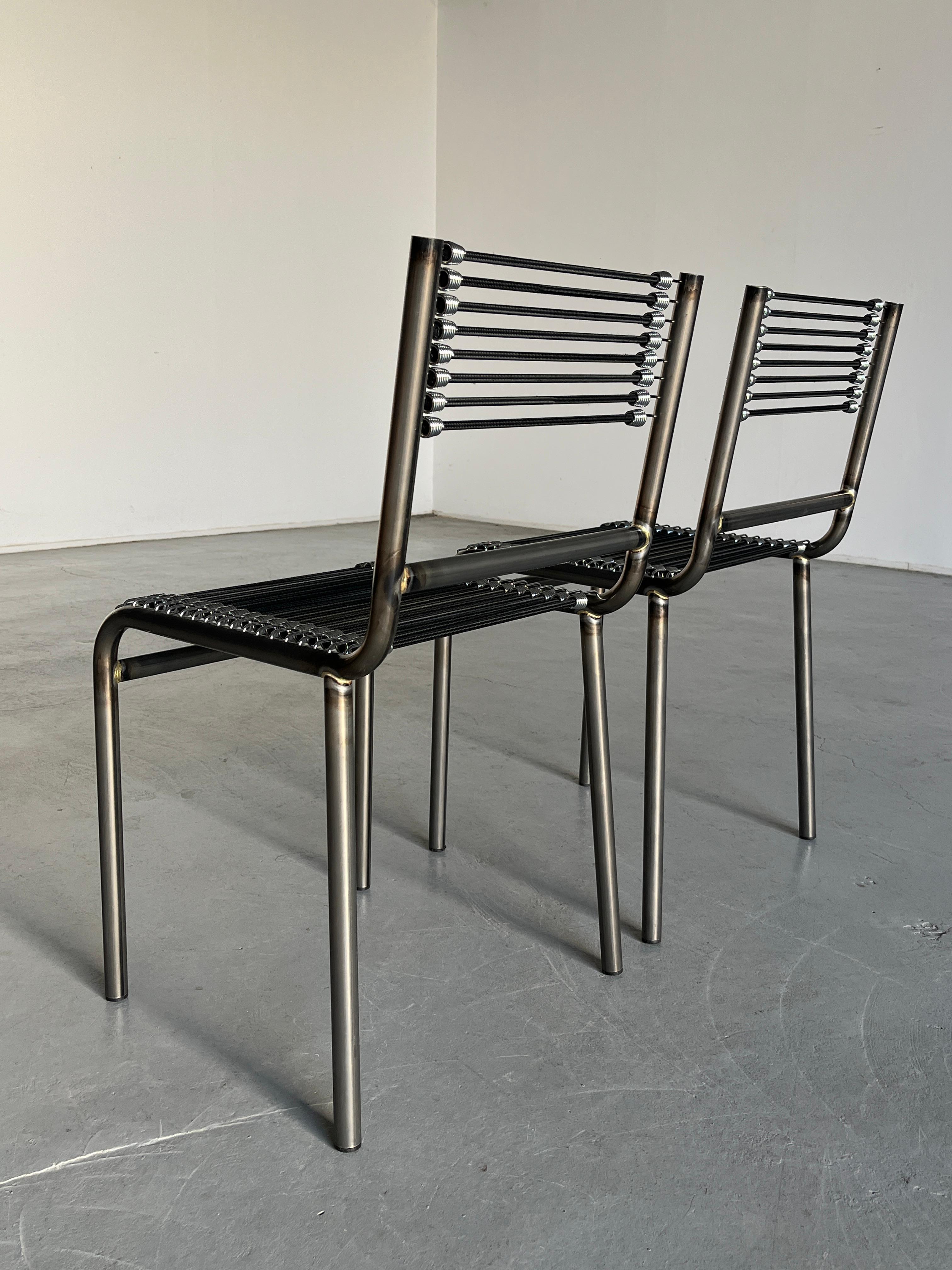 Début du 20ème siècle Paire de chaises de style 'Sandows' de René Herbst en acier, cordon noir, années 1920