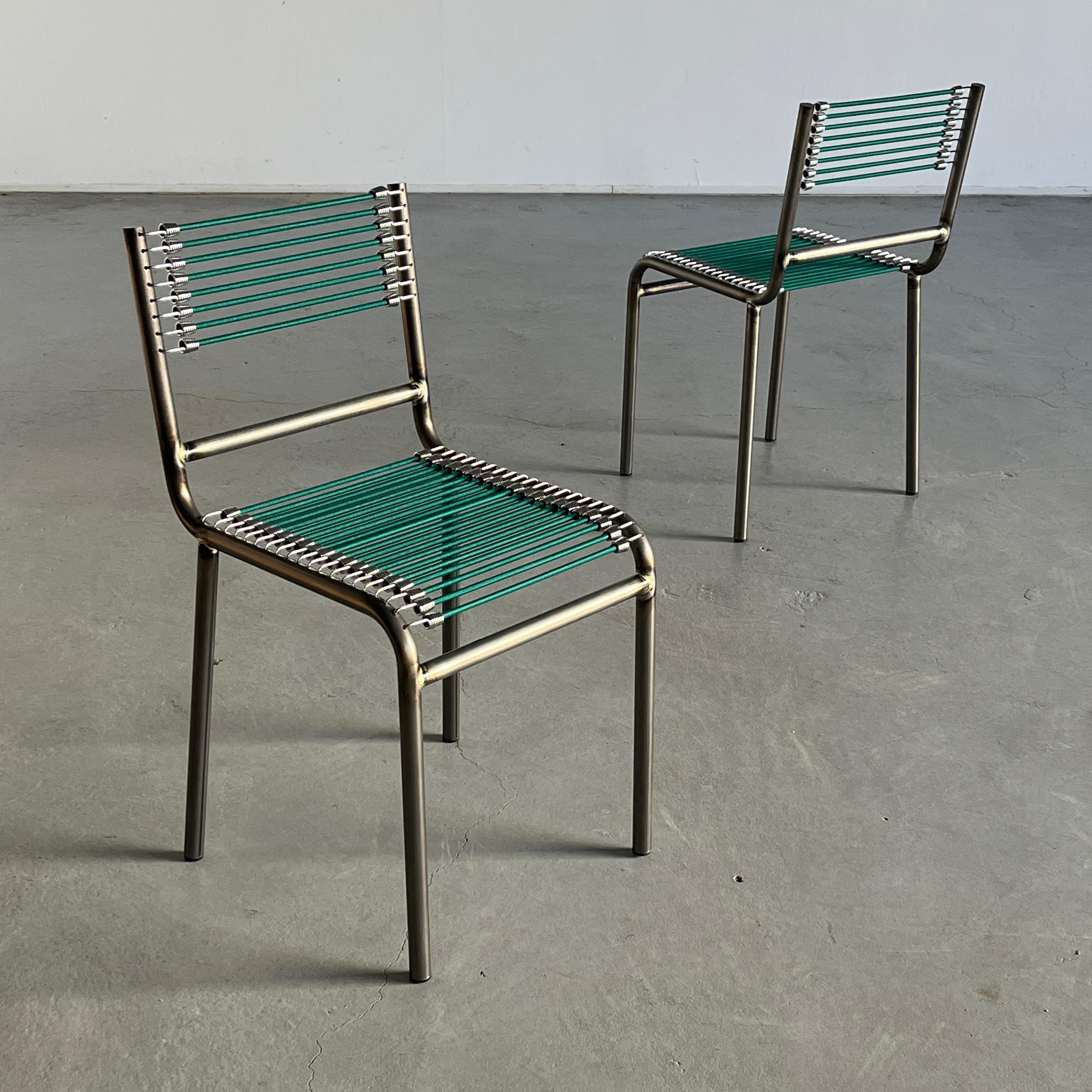 Bauhaus Paire de chaises de style 'Sandows' de René Herbst en acier, cordon vert, années 1920