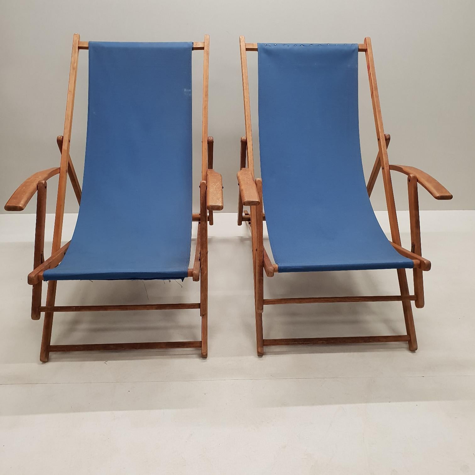 Mid-Century Modern Pair of Vintage Retro Wooden Folding Beach Chairs with Armrests and Canvas 1950s For Sale