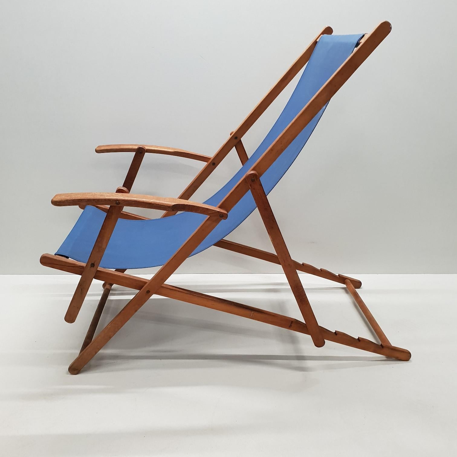 Pair of Vintage Retro Wooden Folding Beach Chairs with Armrests and Canvas 1950s In Good Condition For Sale In Valkenswaard, NL