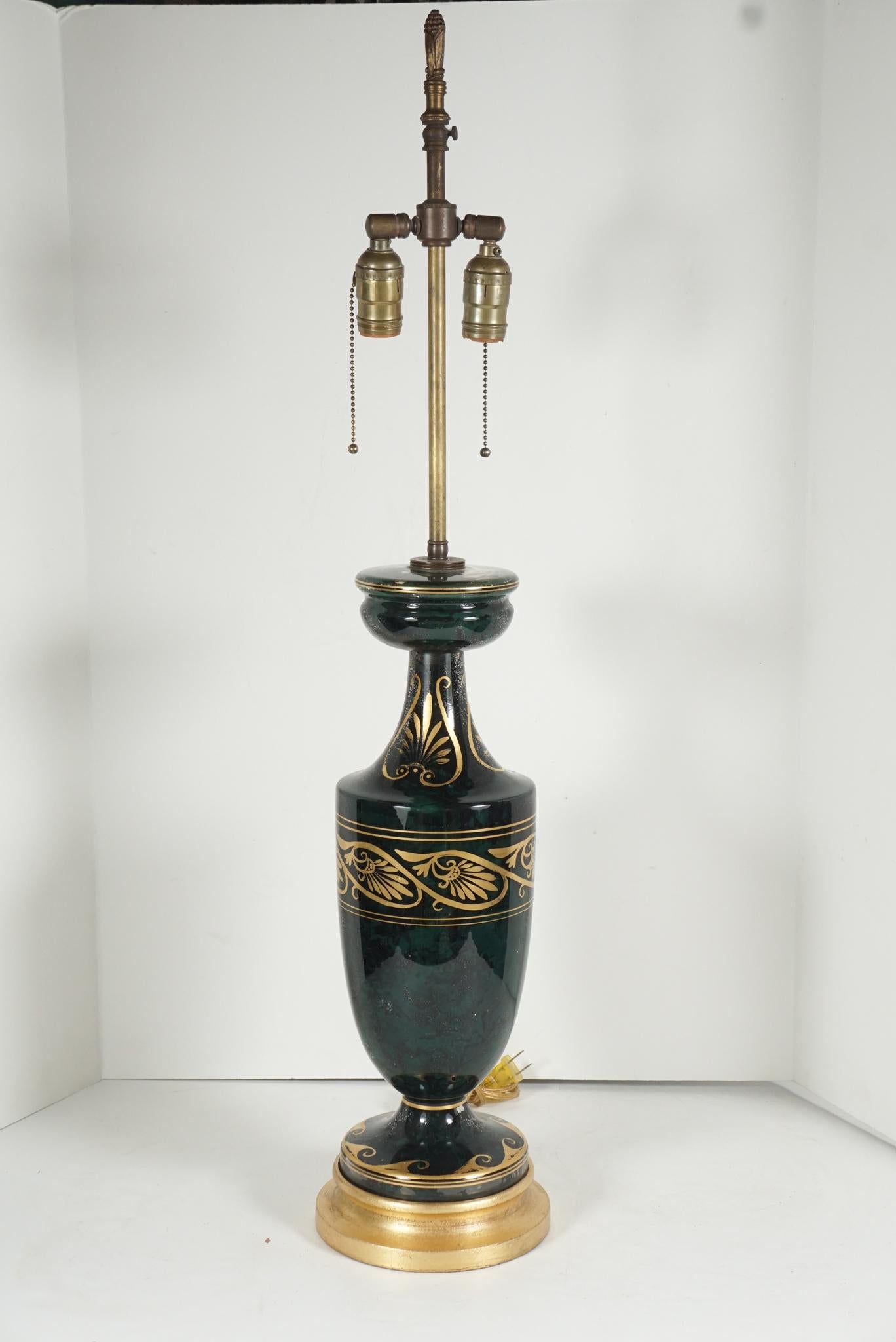 Paar marmorierte Eglomise-Lampen mit vergoldeten Motiven & Sockel:: umgekehrt bemalt im Zustand „Gut“ im Angebot in Hudson, NY
