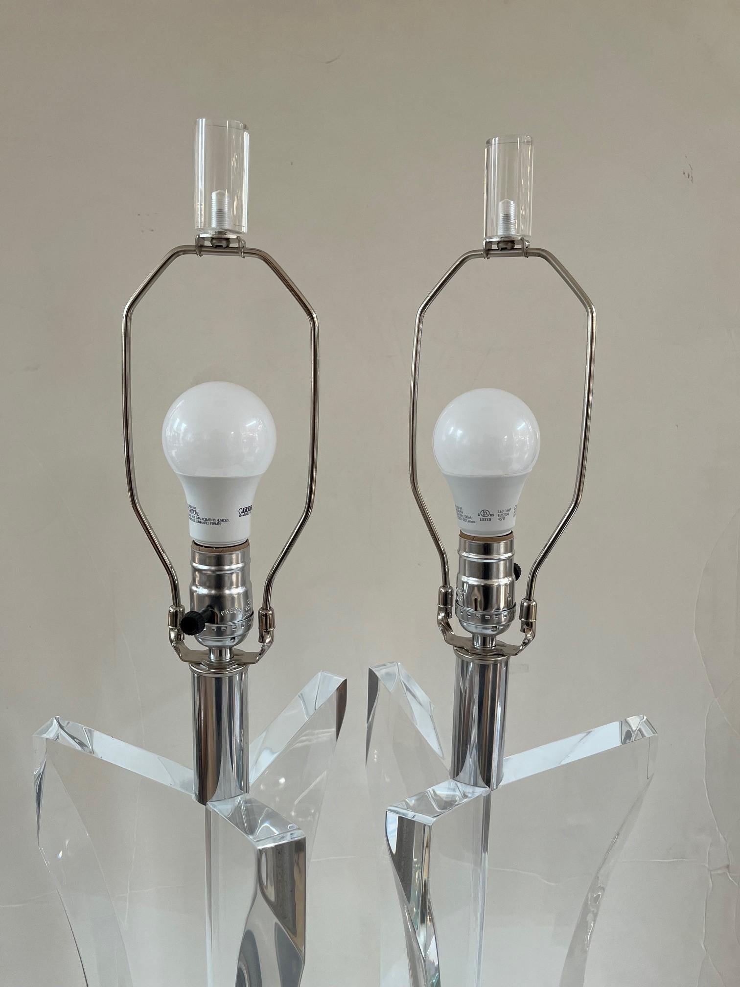 Paire de lampes de table vintage Astrolite transparente Triform Fin Lucite, embouts en acrylique transparent, prise unique standard avec col chromé, Dimensions : 31.5