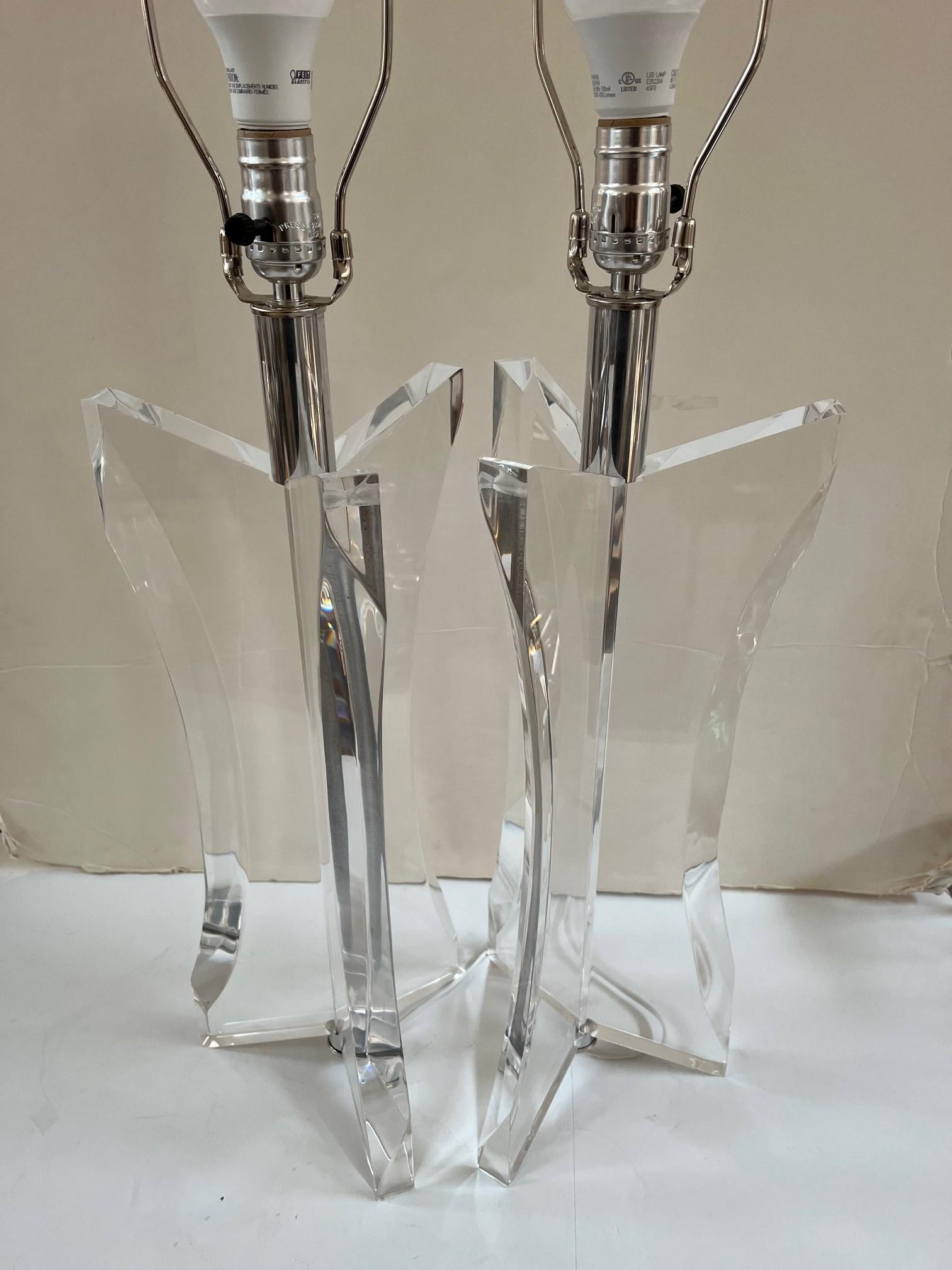 Pair of Vintage Ritts Astrolite Transparent Lucite Table Lamps In Good Condition For Sale In Los Angeles, CA