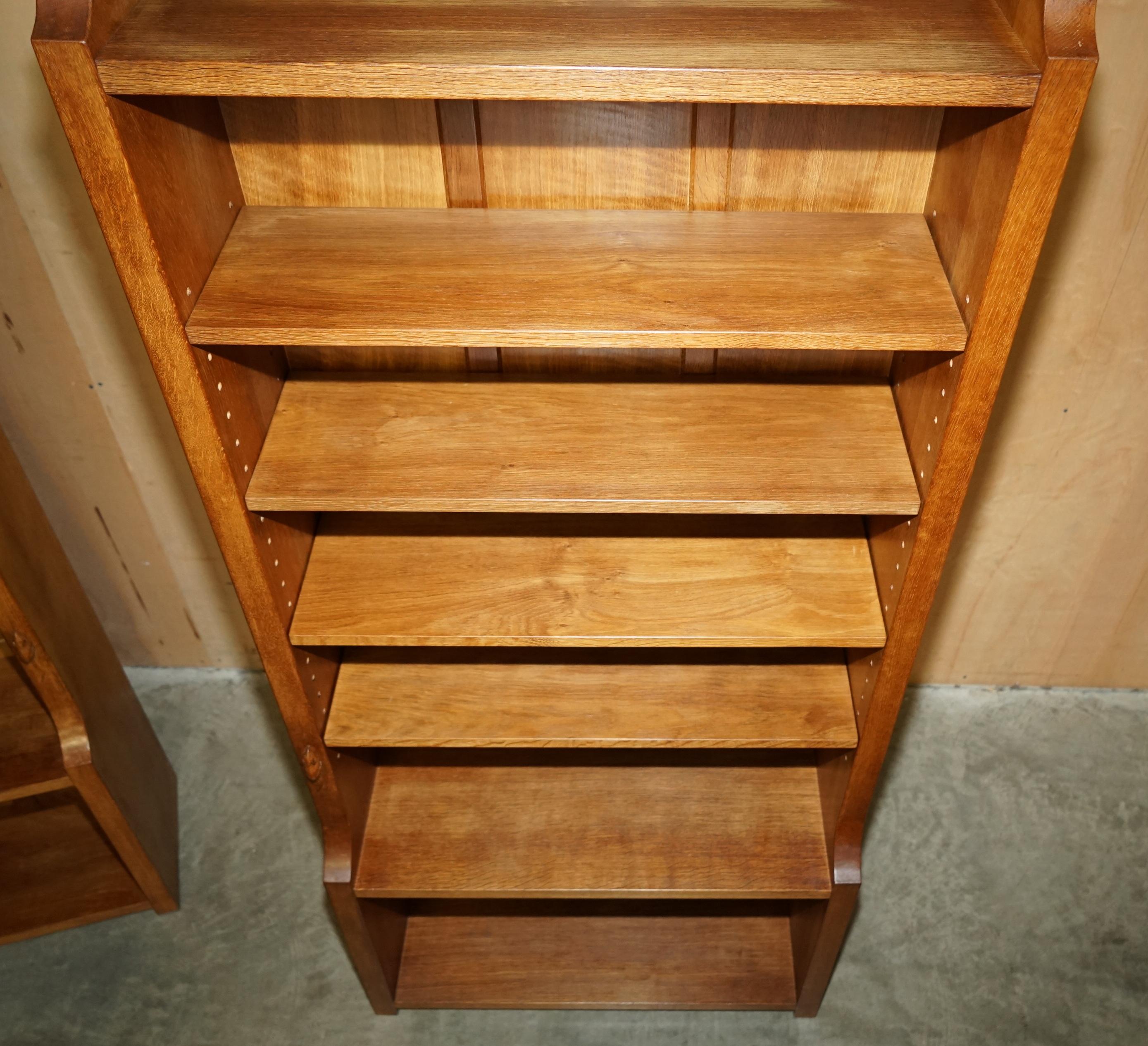 COPPIA DI LIBRERIE DA BIBLIOTECA IN INGLESE ROBERT MOUSEMAN THOMPSON intagliate in quercia In condizioni buone in vendita a West Sussex, Pulborough