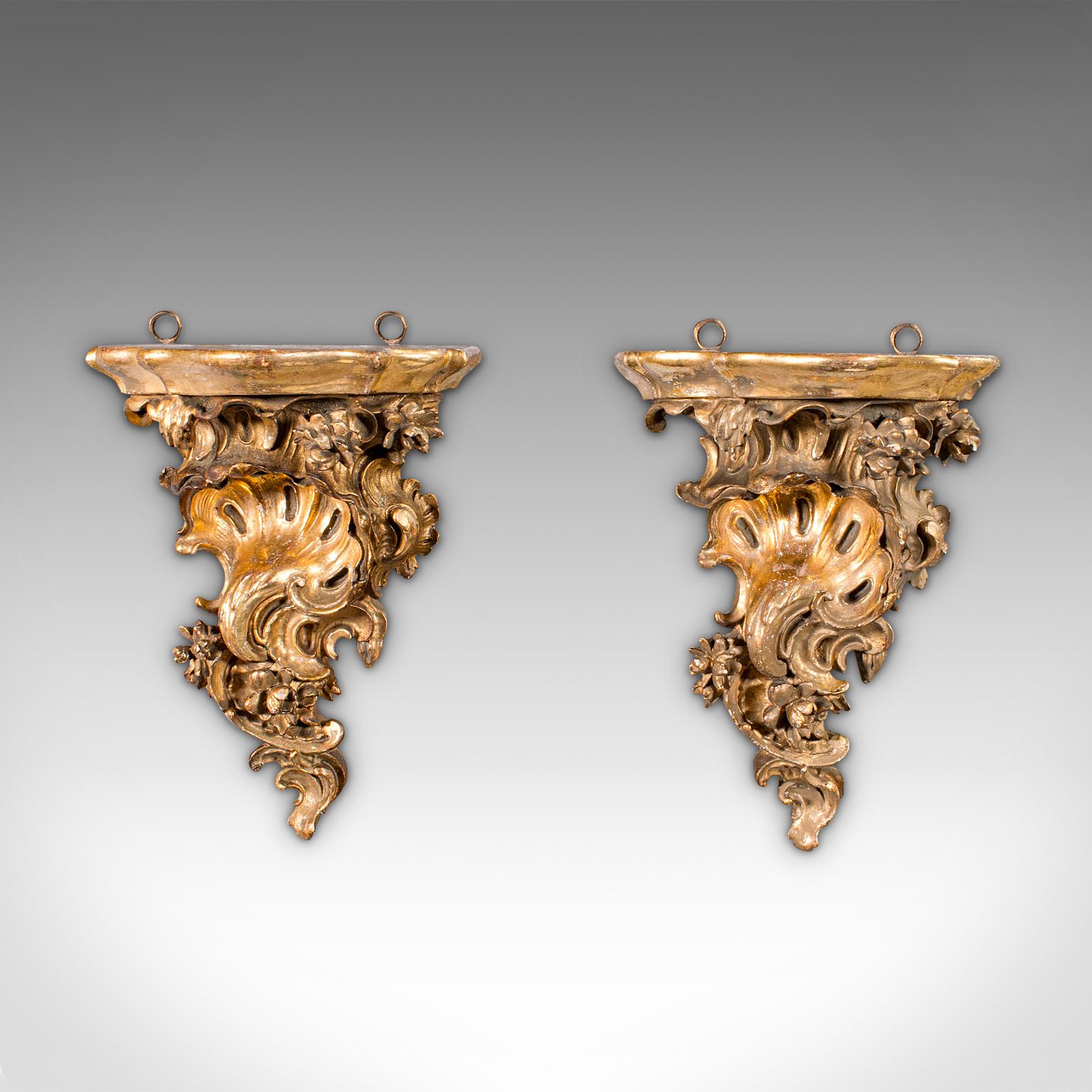 
Se trata de un par de ménsulas ornamentales de época del renacimiento rococó. Un candelabro francés montado en madera dorada, de finales del siglo XX, hacia 1970.

Agradable sabor de renacimiento rococó con un magnífico atractivo visual
Presenta