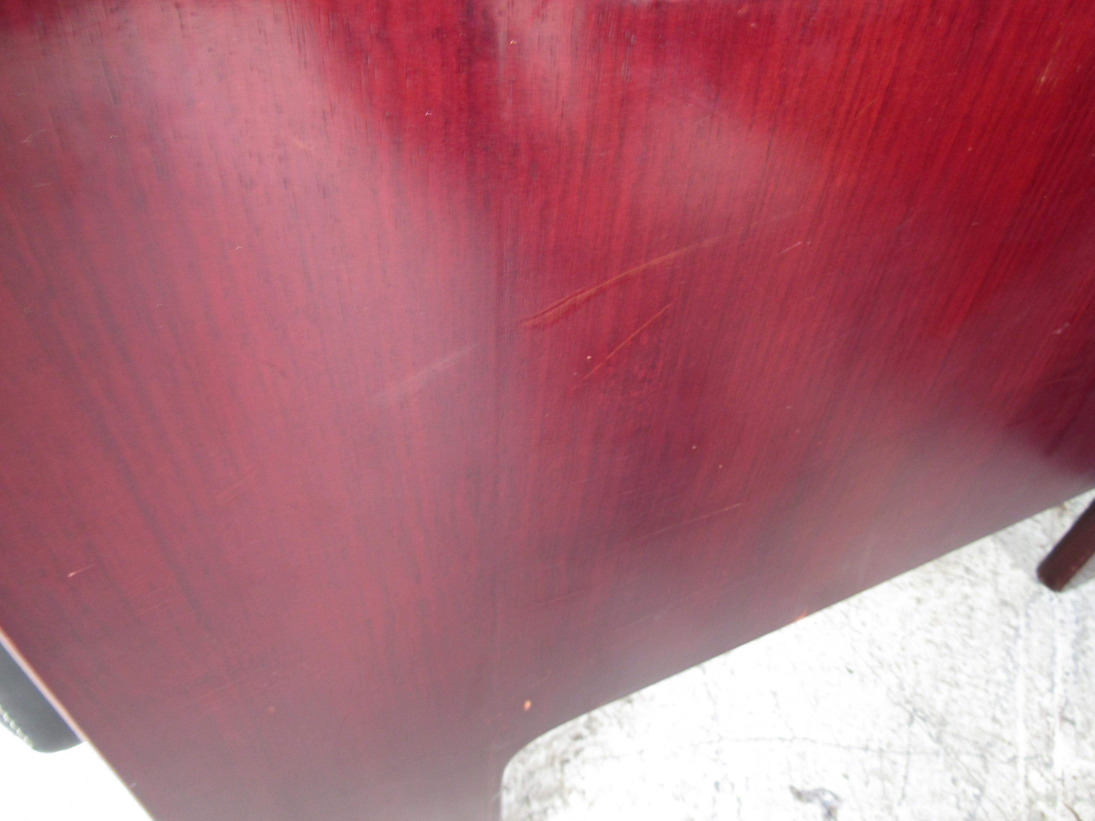 Imitation cuir Paire de vieilles chaises longues cubiques en bois de rose et vinyle en vente