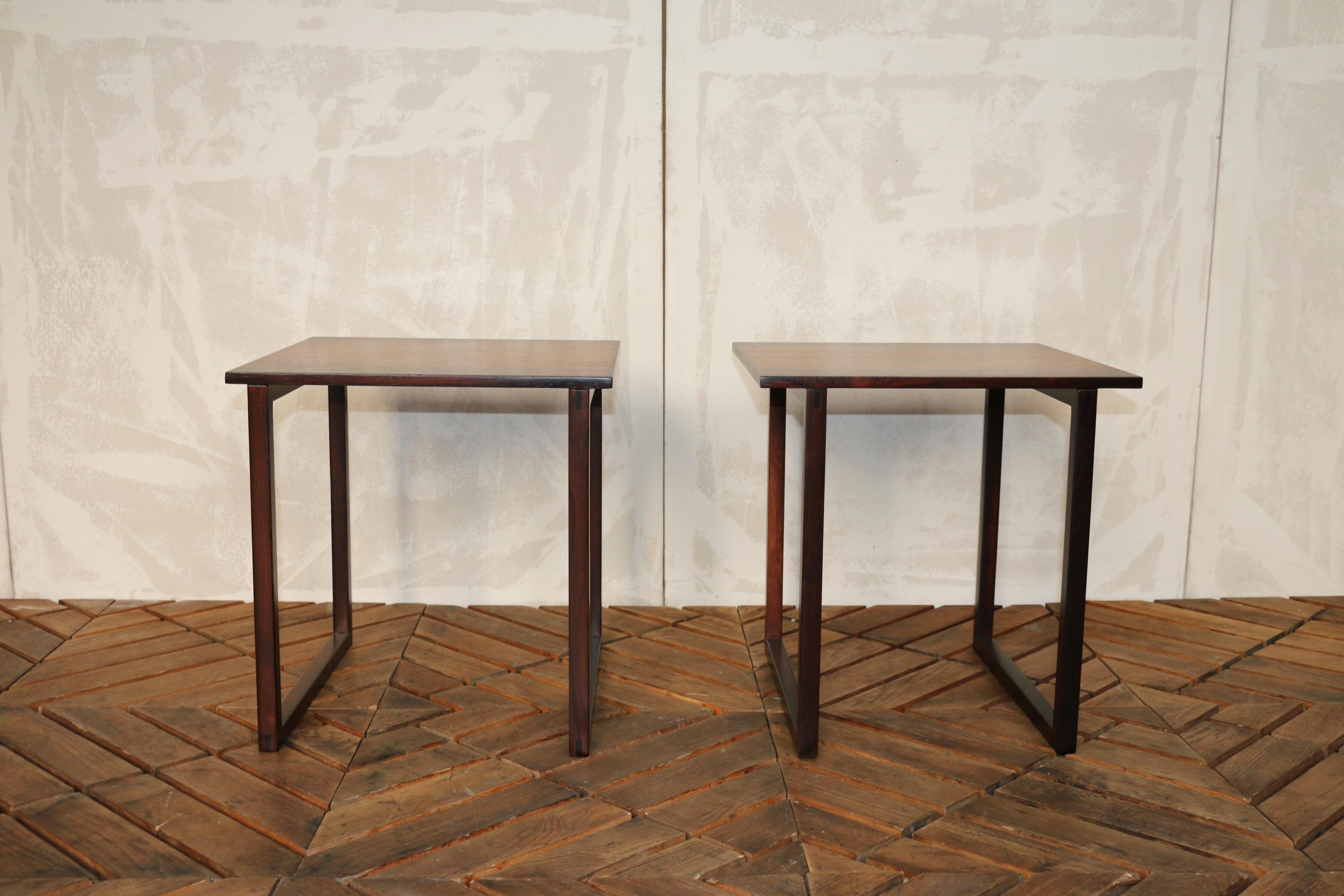 Elegante paire de tables d'appoint de style Mid-Century Modern conçues par Kai Kristiansen, fabriquées au Danemark dans les années 1960. Chaque table présente un magnifique grain de bois de rose naturel avec de riches variations de tons et des