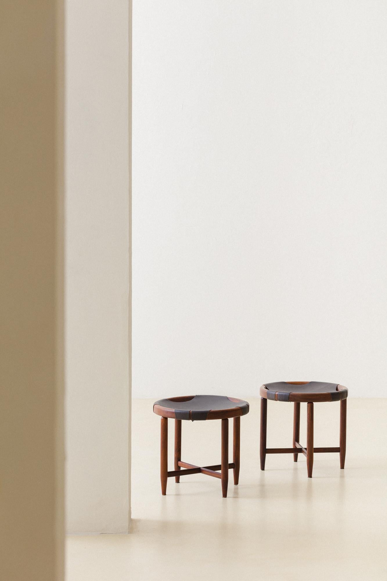 This pair of stools made in solid rosewood was produced by Cantù Móveis e Interiores Ltda. in the 1960s.

The piece in solid Rosewood is turned with rounded edges and pointy feet. The seatings are made of black leather.

Architects Jorge Jabour