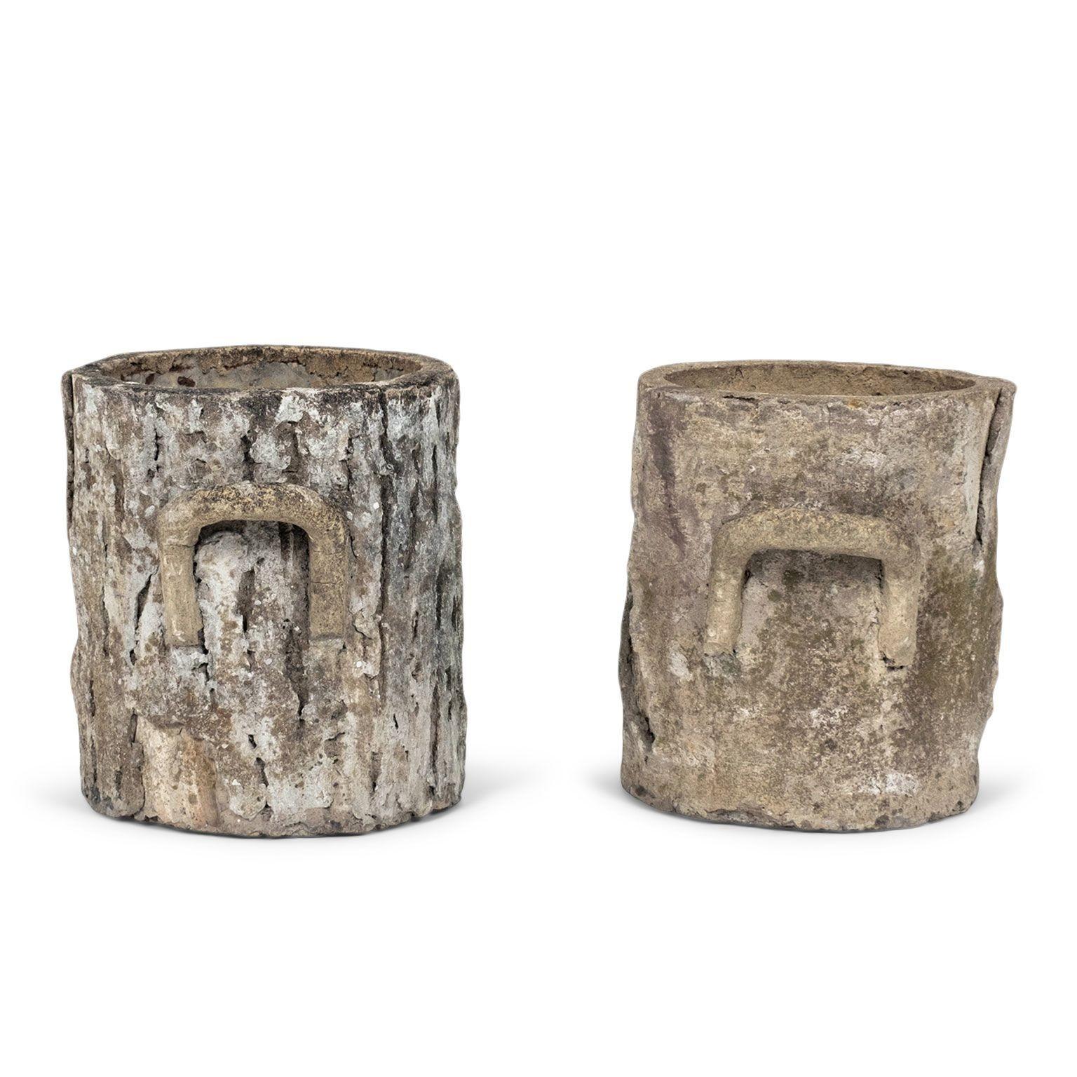 Pareja de maceteros redondos vintage de imitación de madera esculpidos a mano en hormigón hacia 1945-1964 en Francia. La superficie de las jardineras simula la textura y el aspecto de la madera rústica. Se venden juntos y tienen un precio de 3,800