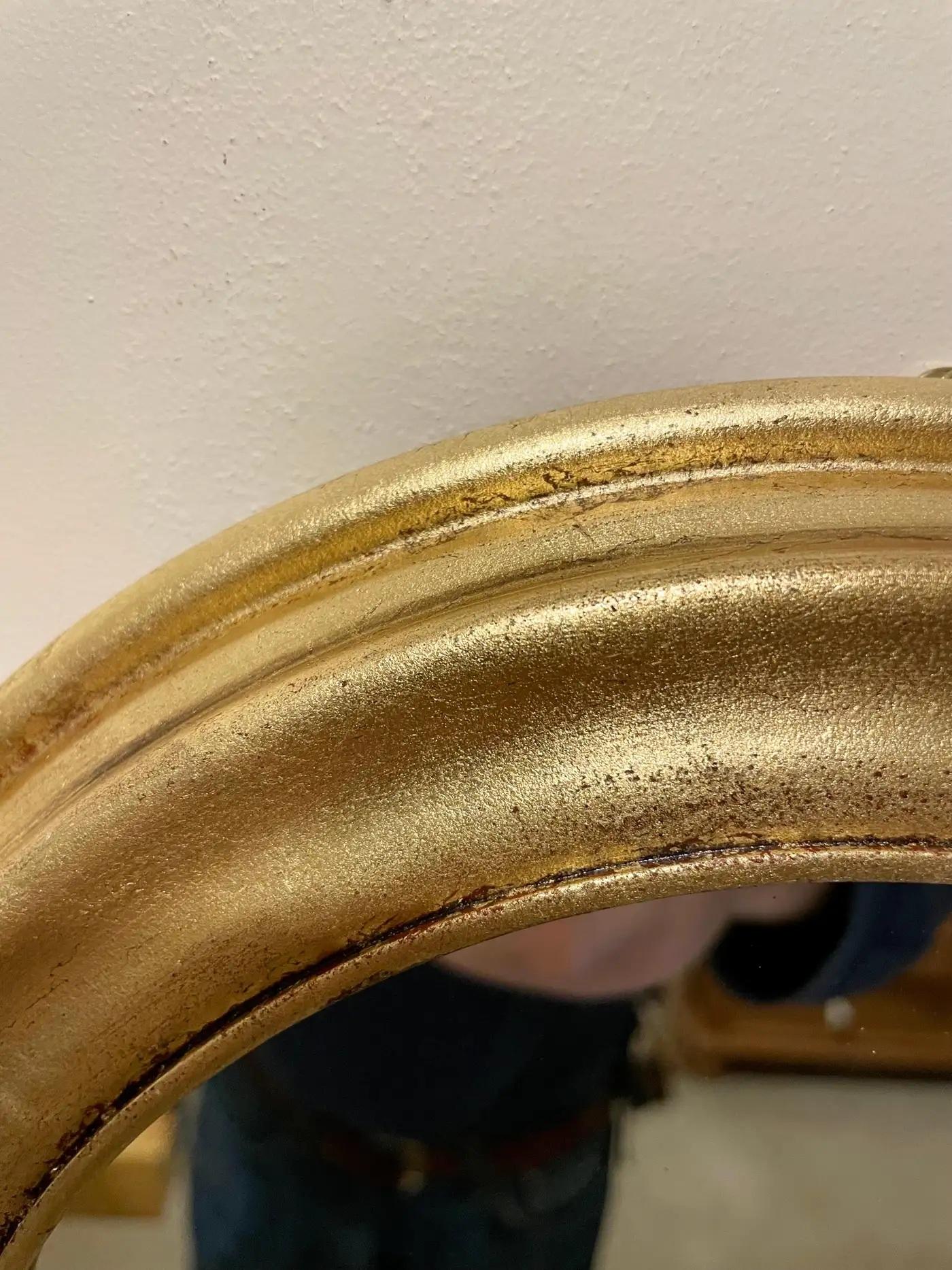 Pareja de espejos redondos italianos de madera con acabado dorado. Cada espejo mide 11
