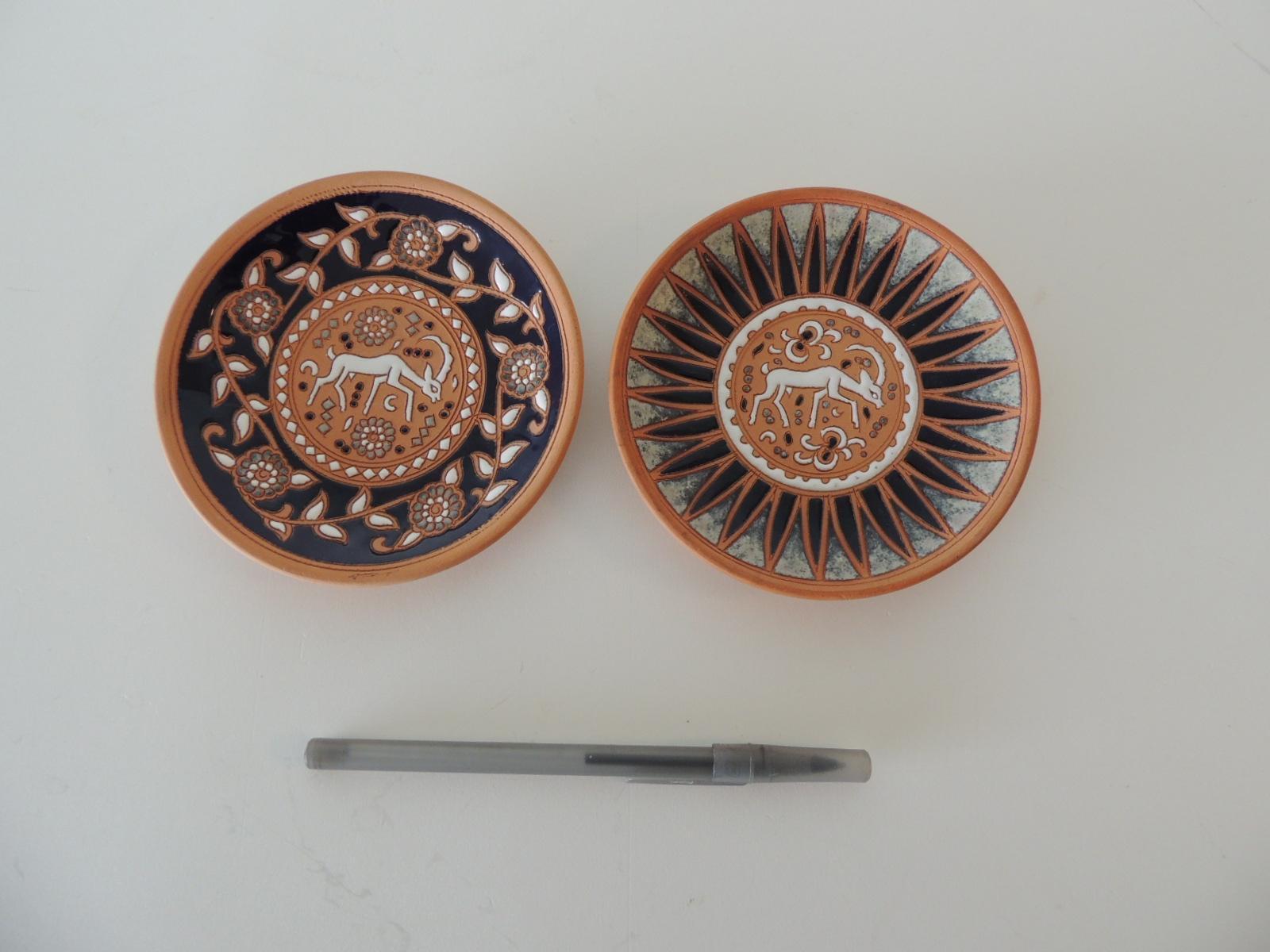 Pair of vintage round Greek small decorative dishes.
Size: 4.5