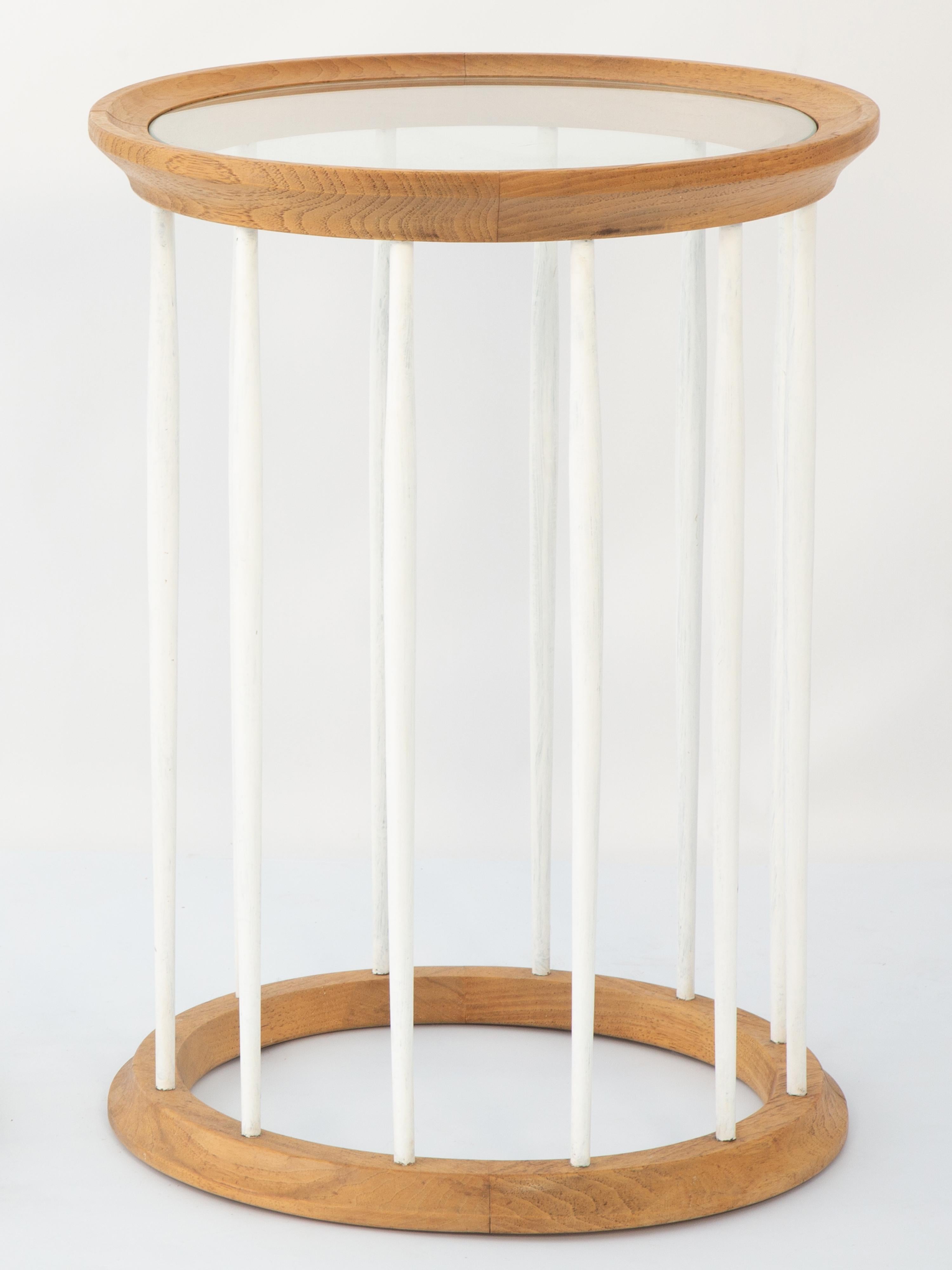 Paar runde italienische Vintage-Tische mit Spindelholzrahmen und Glasplatten im Angebot 4