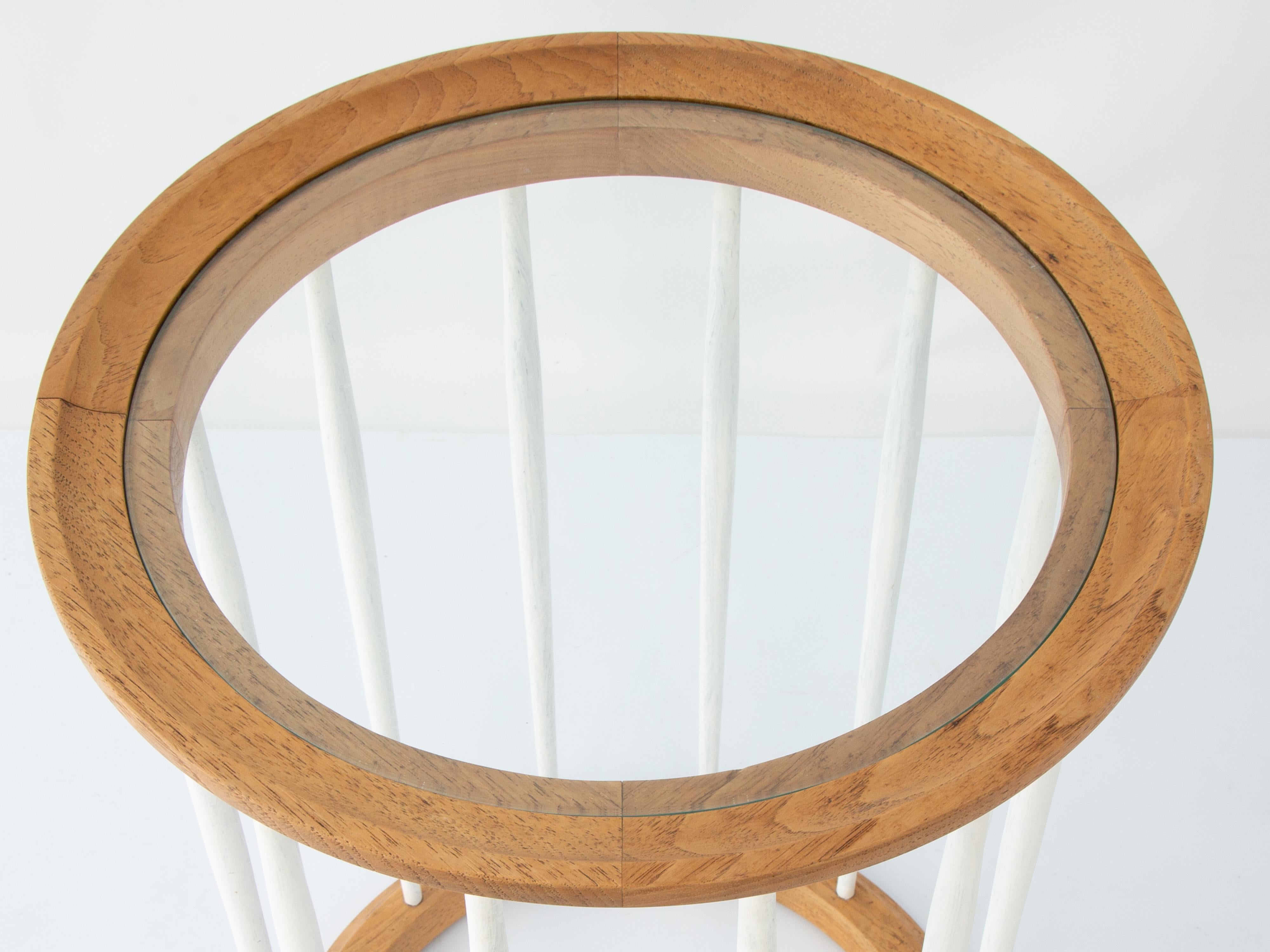 Paar runde italienische Vintage-Tische mit Spindelholzrahmen und Glasplatten im Angebot 2