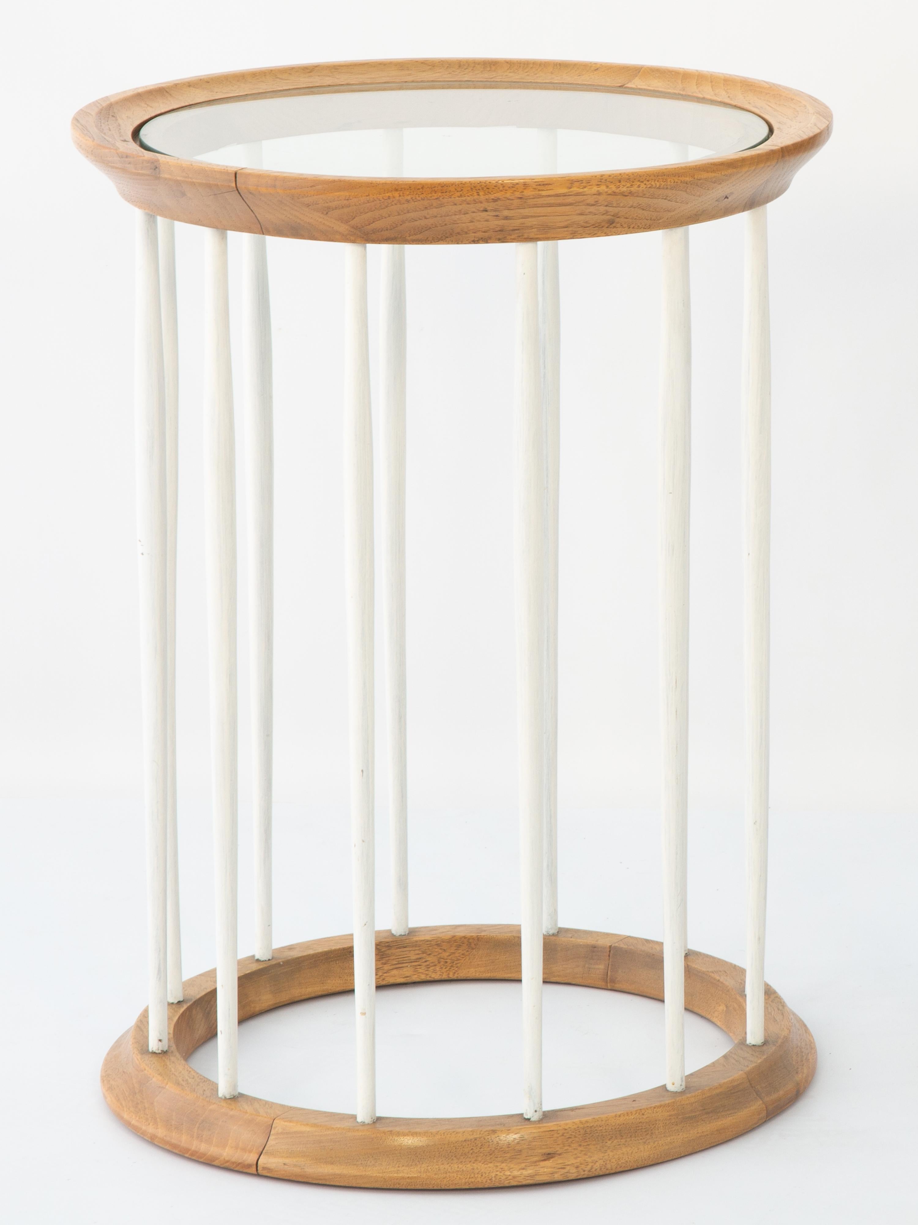 Paar runde italienische Vintage-Tische mit Spindelholzrahmen und Glasplatten im Angebot 3