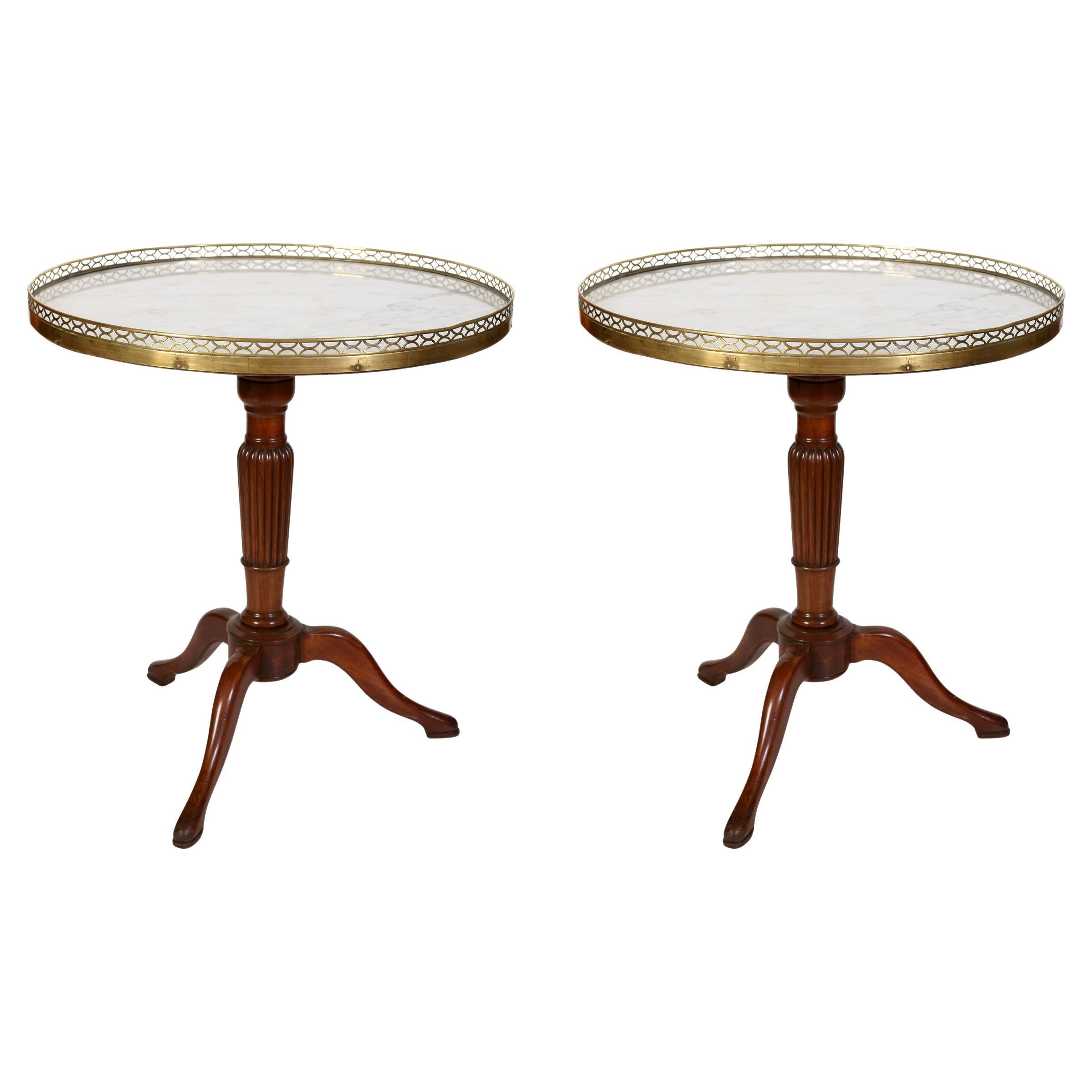 Paar runde Vintage Marmorplatte Bouillotte Pedestal Tisch im Angebot