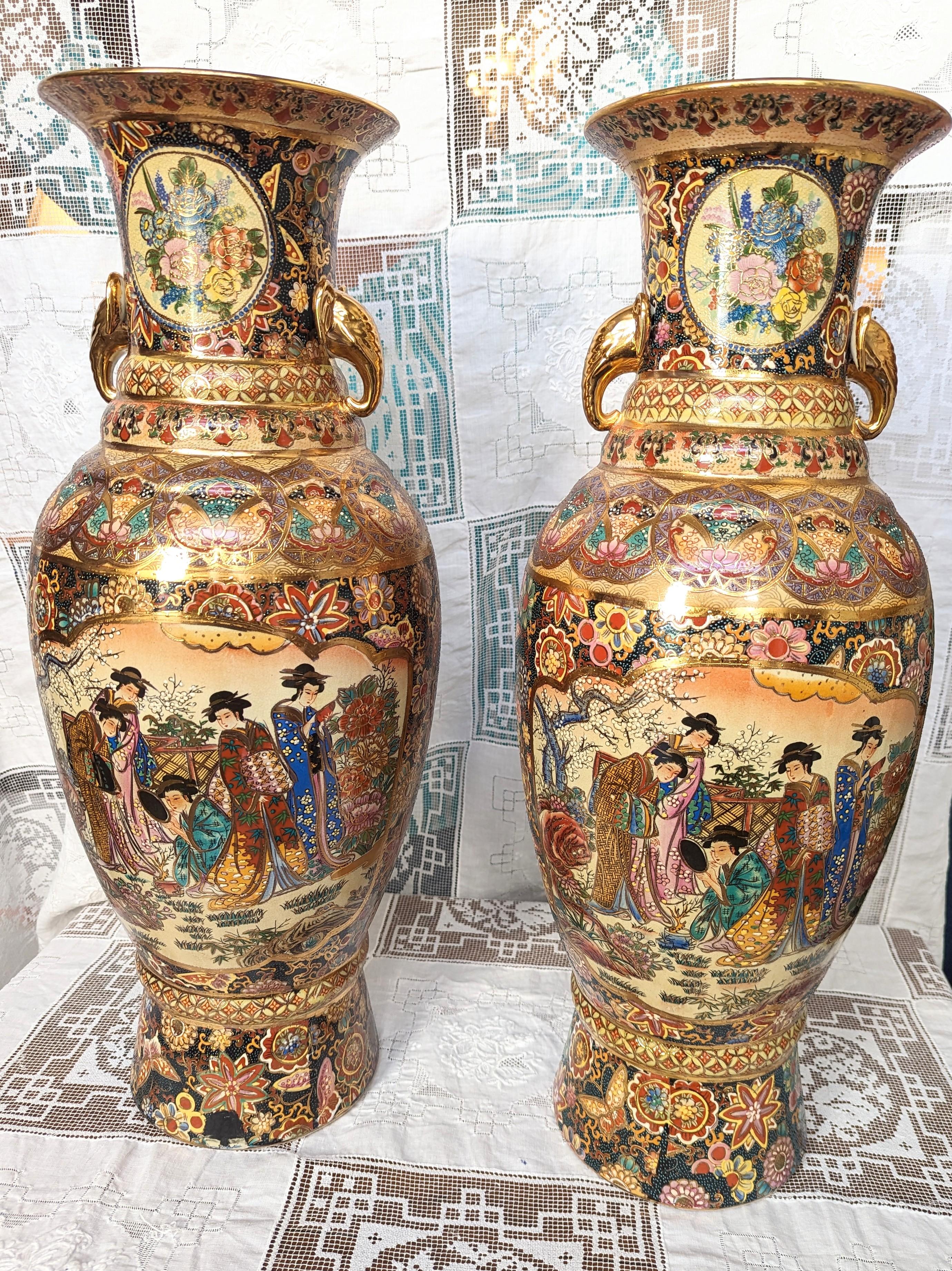 Asiatique Paire de vases vintage Royal Satsuma grand vase de 24 pouces de haut en porcelaine signé asiatique en vente