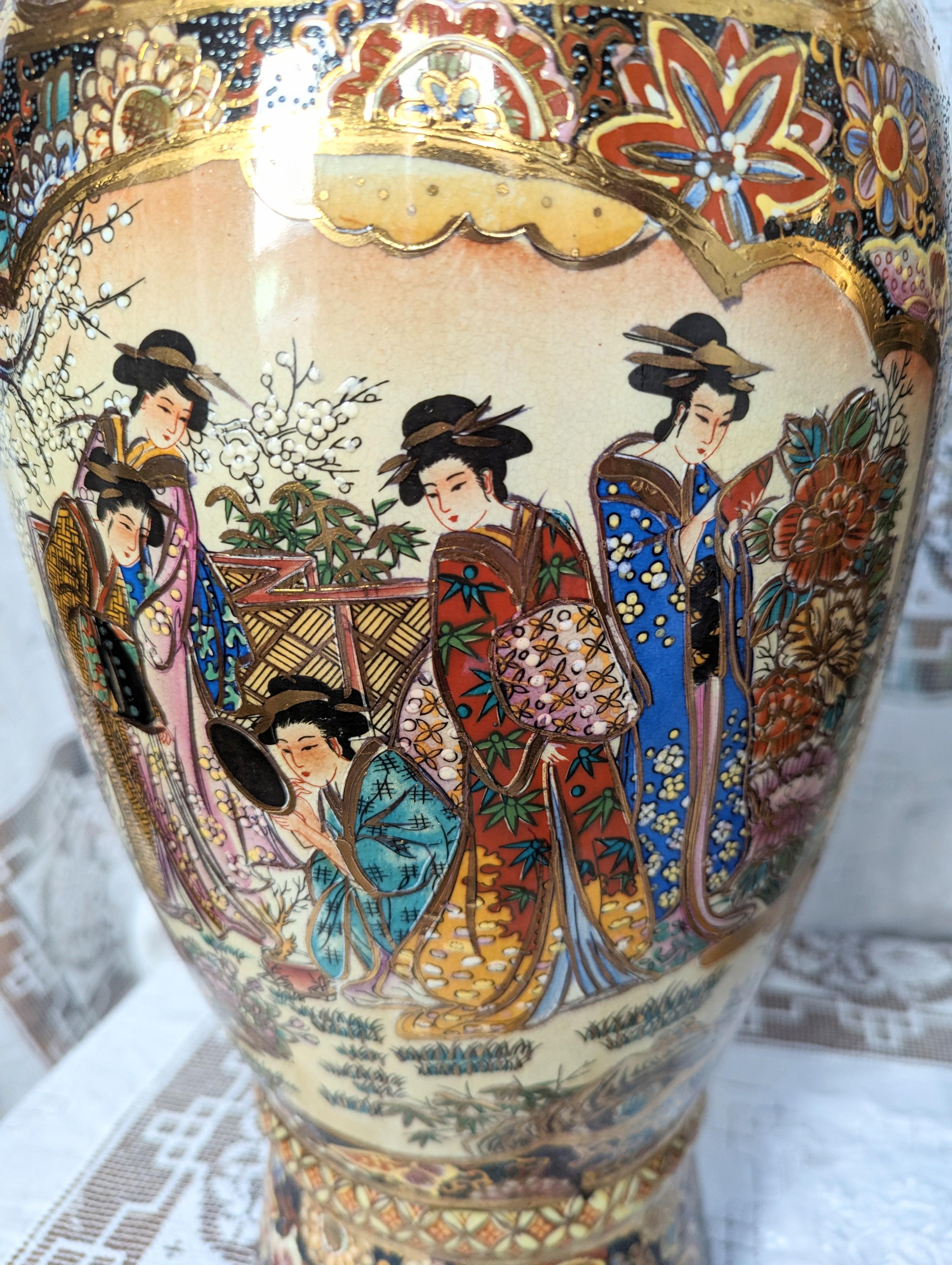 Peint à la main Paire de vases vintage Royal Satsuma grand vase de 24 pouces de haut en porcelaine signé asiatique en vente