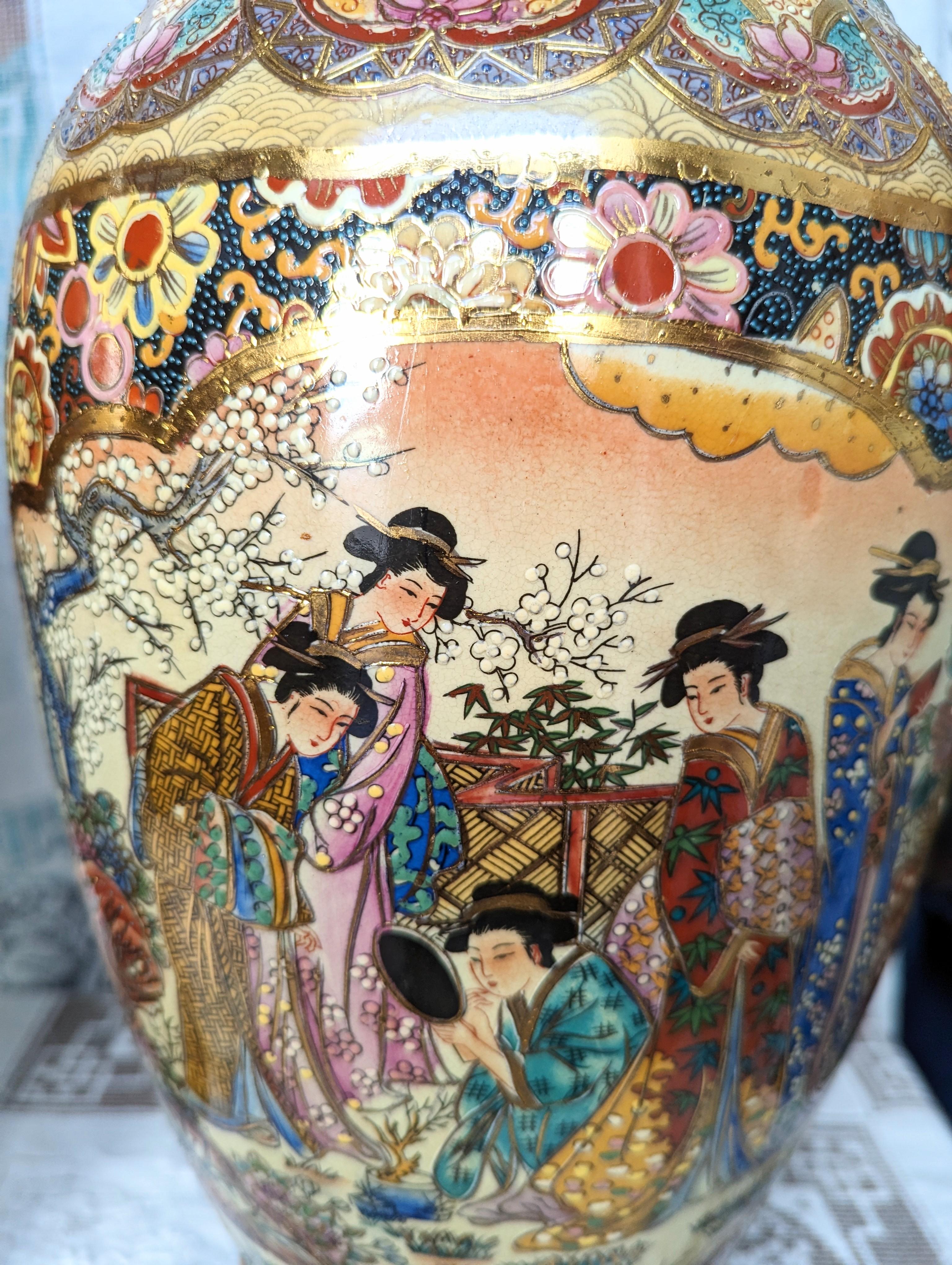 Paire de vases vintage Royal Satsuma grand vase de 24 pouces de haut en porcelaine signé asiatique Bon état - En vente à Greer, SC