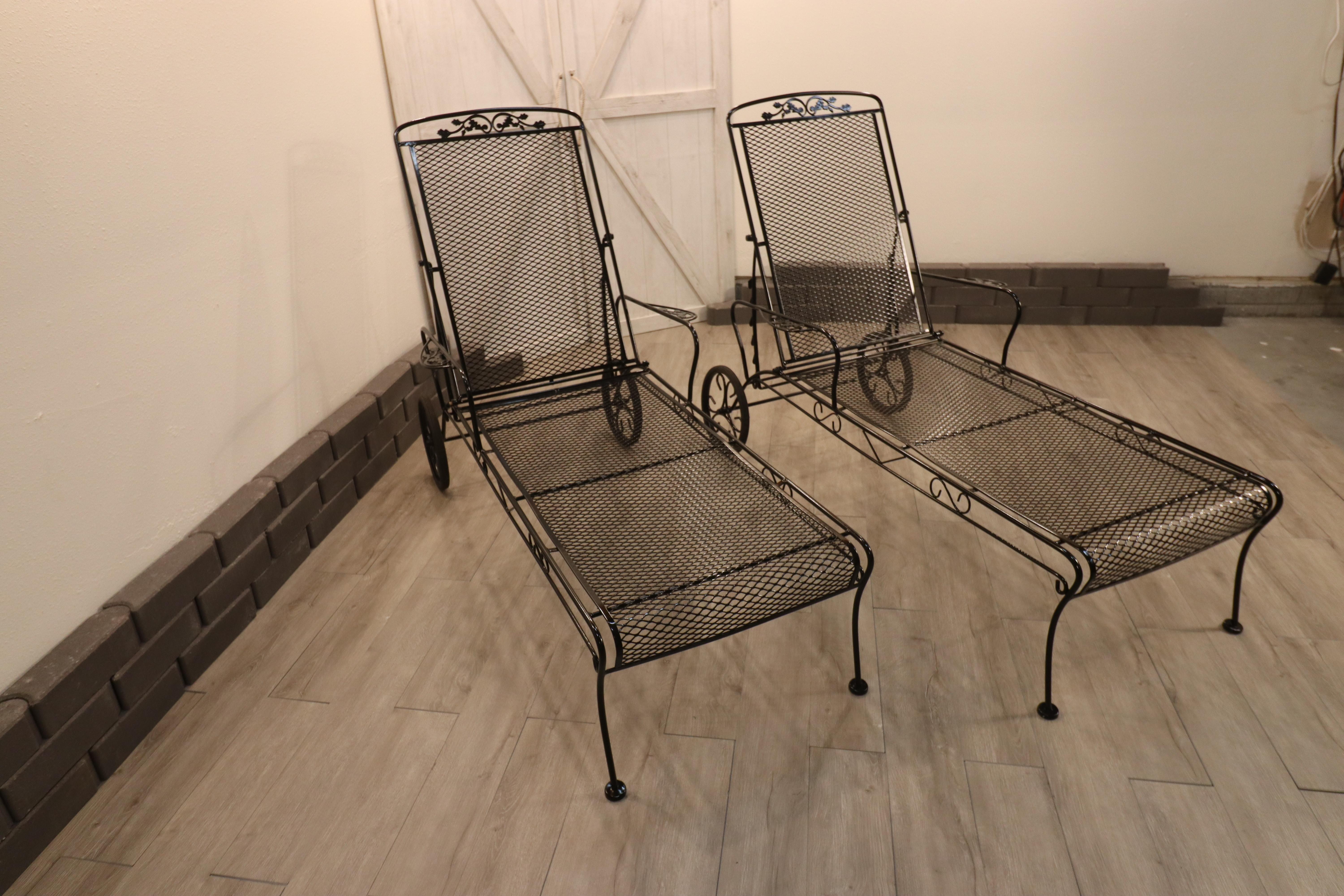 Pareja de tumbonas vintage de hierro forjado con bellotas y hojas de roble Russell Woodard en venta 2