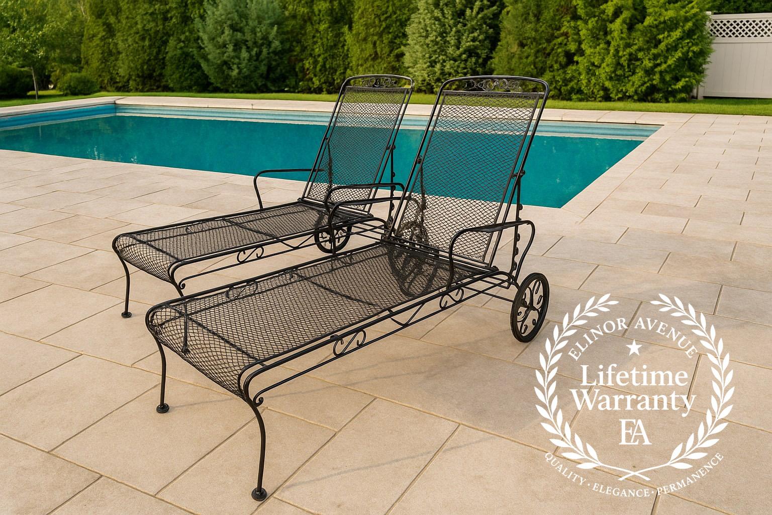 Cerchi un tocco di eleganza e fascino naturale per il tuo spazio esterno? Queste sedie a sdraio in ferro battuto con ghiande e foglie di Oak Woodard sono perfette per te! Queste bellissime sdraio artigianali offrono stile e comfort, unendo la