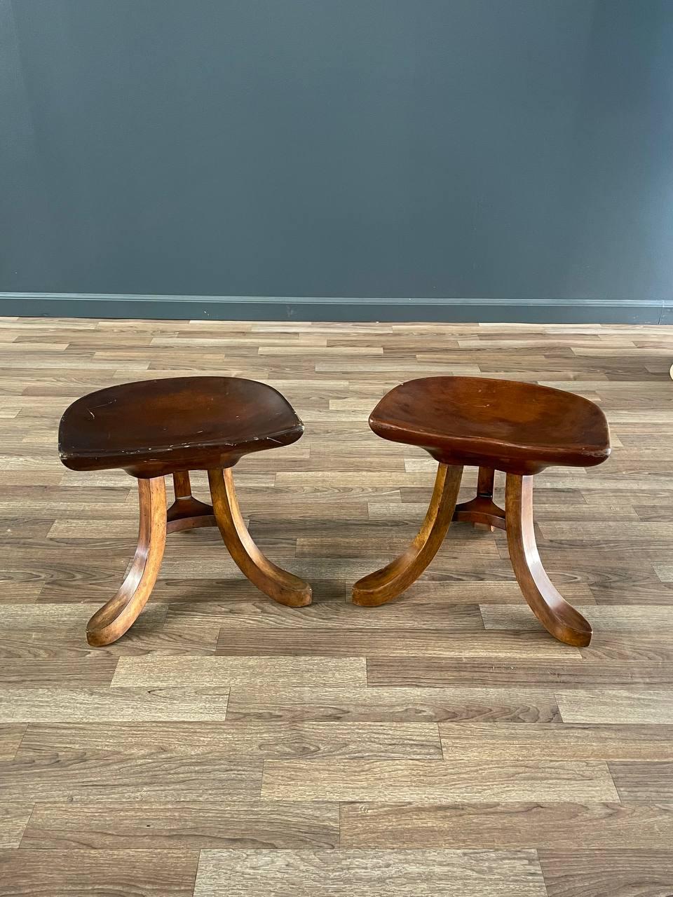 Americano Coppia di sgabelli rustici d'epoca a treppiede Park Avenue di Smith & Watson in vendita