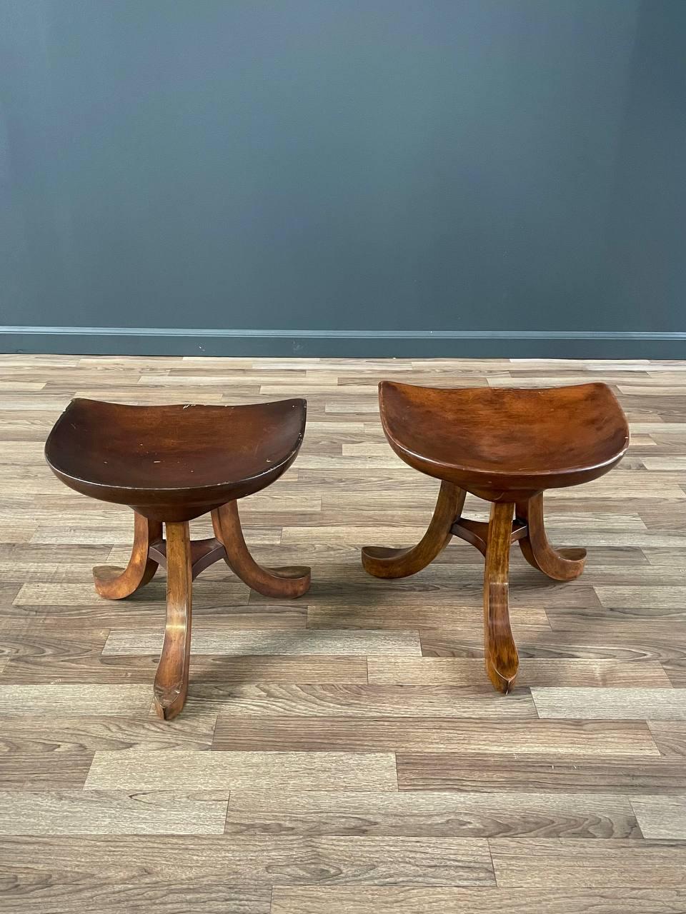 Coppia di sgabelli rustici d'epoca a treppiede Park Avenue di Smith & Watson In condizioni buone in vendita a Los Angeles, CA