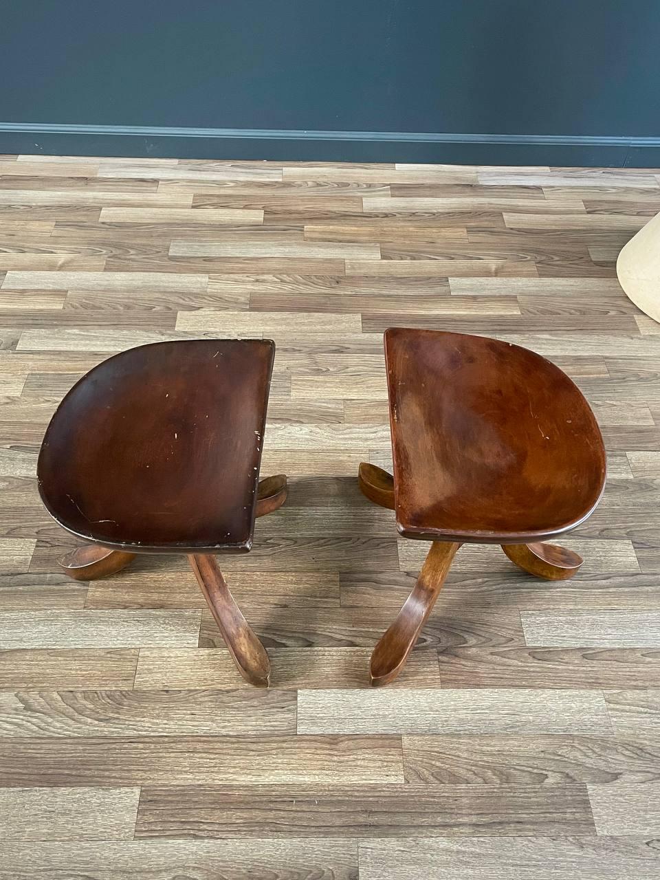 Mogano Coppia di sgabelli rustici d'epoca a treppiede Park Avenue di Smith & Watson in vendita