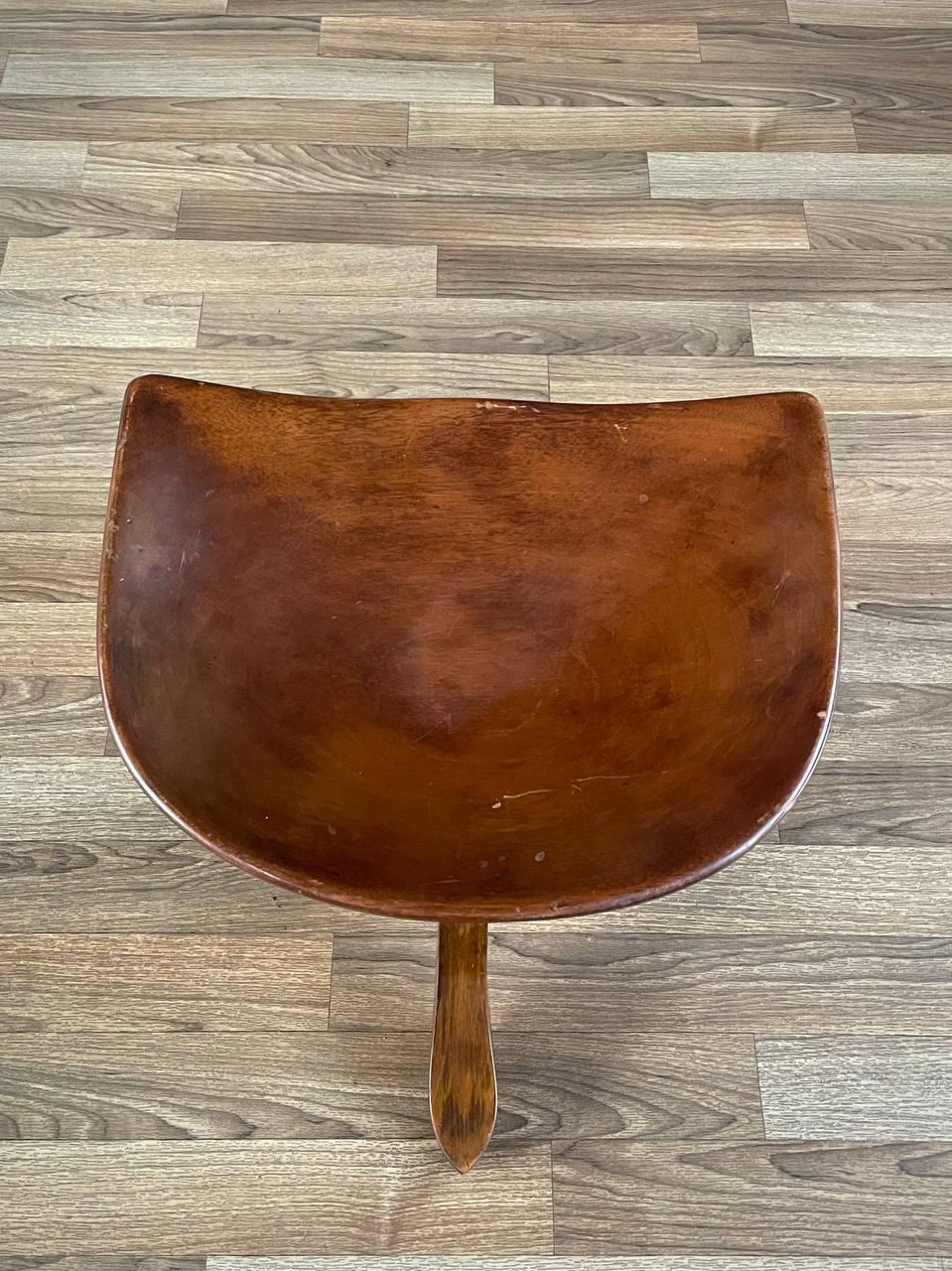 Coppia di sgabelli rustici d'epoca a treppiede Park Avenue di Smith & Watson in vendita 1
